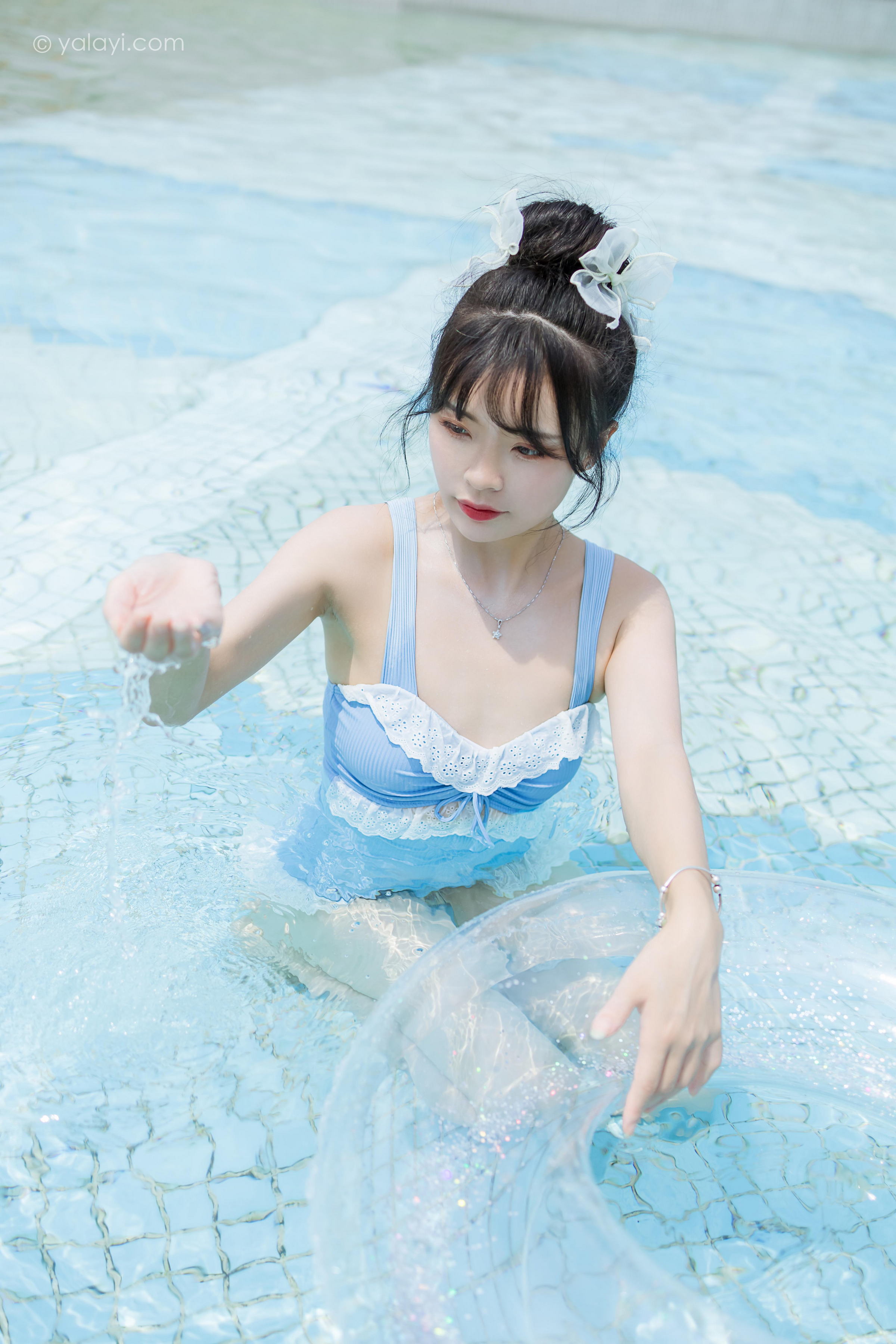 [YALAYI雅拉伊]2022.10.11 假日阳光 程小蝶 蓝色连体比基尼泳装性感写真集第2张