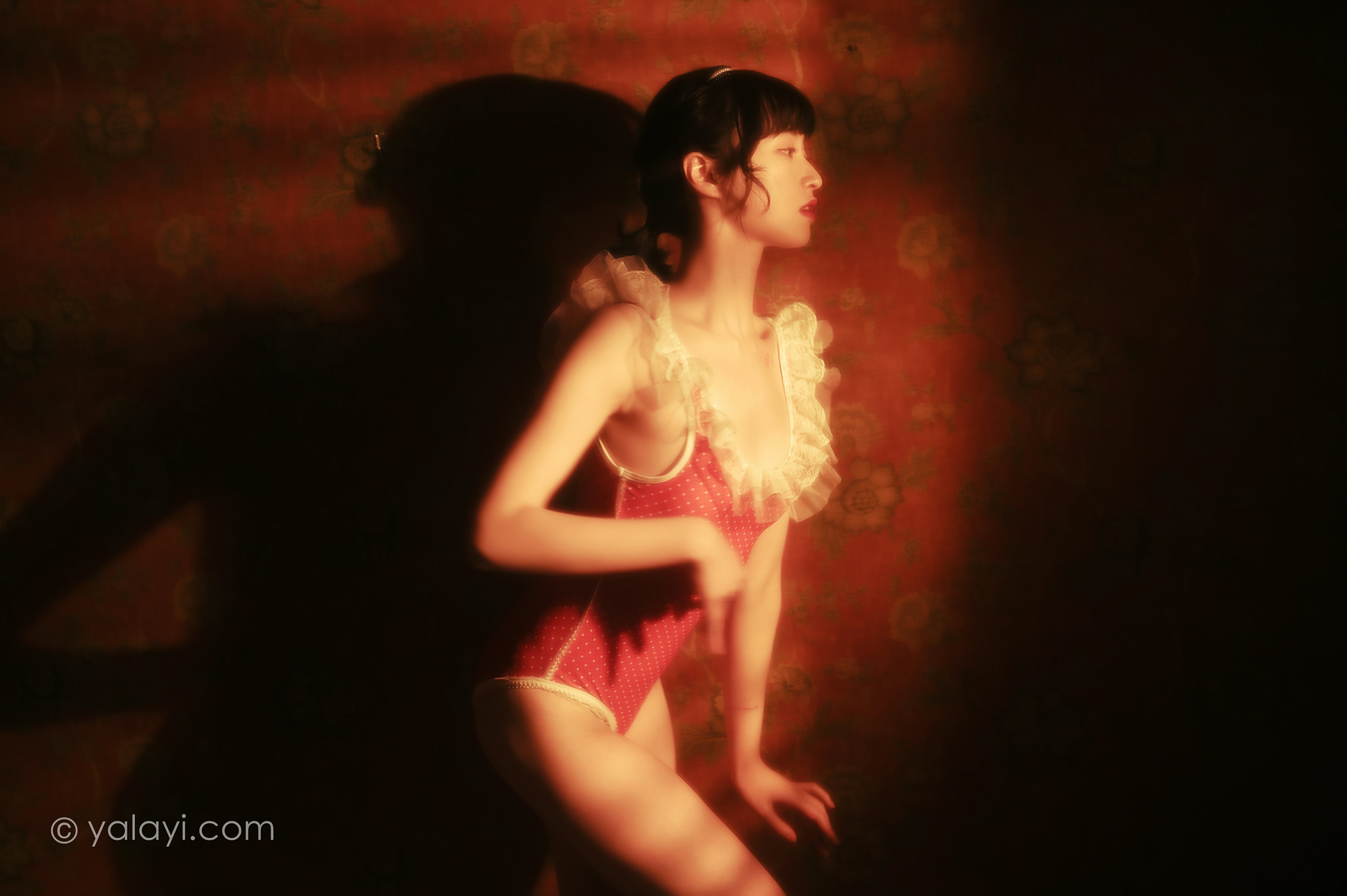 [YALAYI雅拉伊]NO.787 红颜旧梦 京京 红色紧身连体内衣性感私房写真集第1张