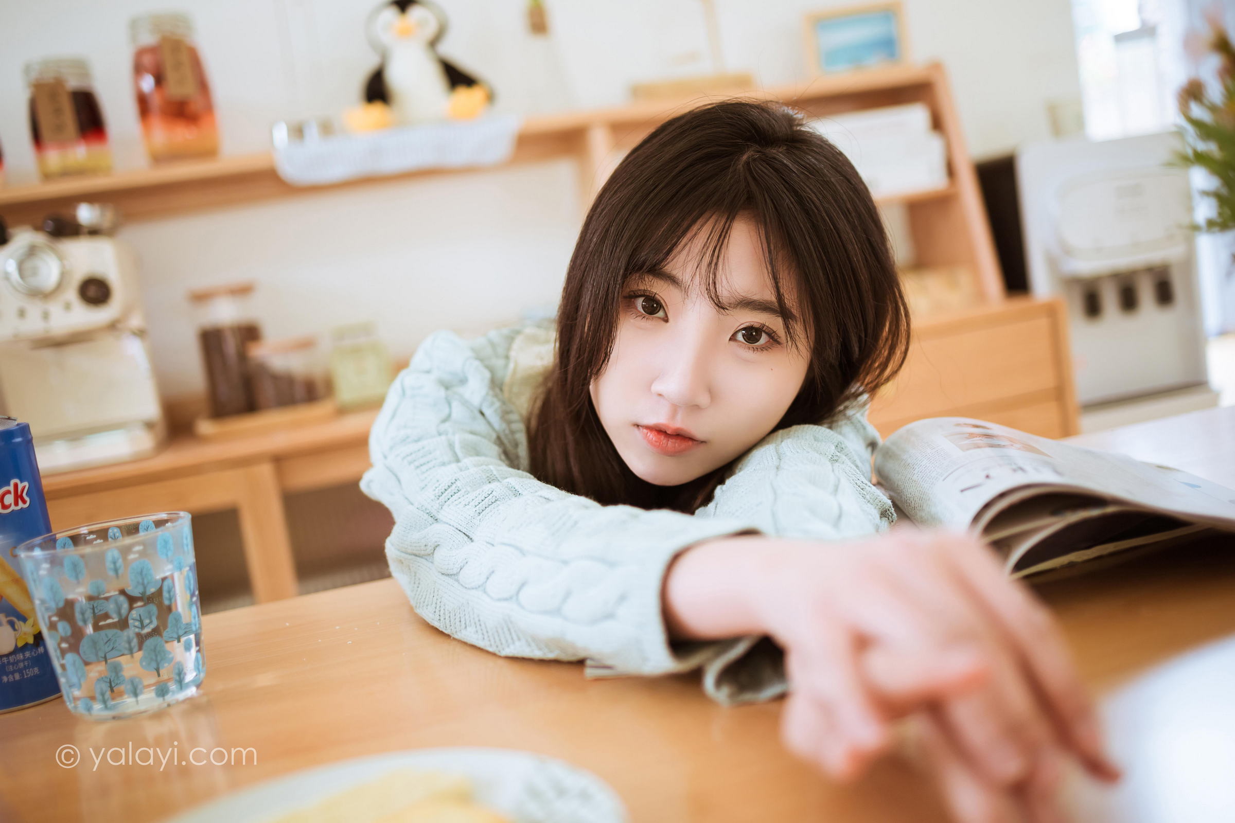 [YALAYI雅拉伊]2022.04.08 优雅永不过时 小乔 白色毛衣加连衣裙清纯写真集第4张