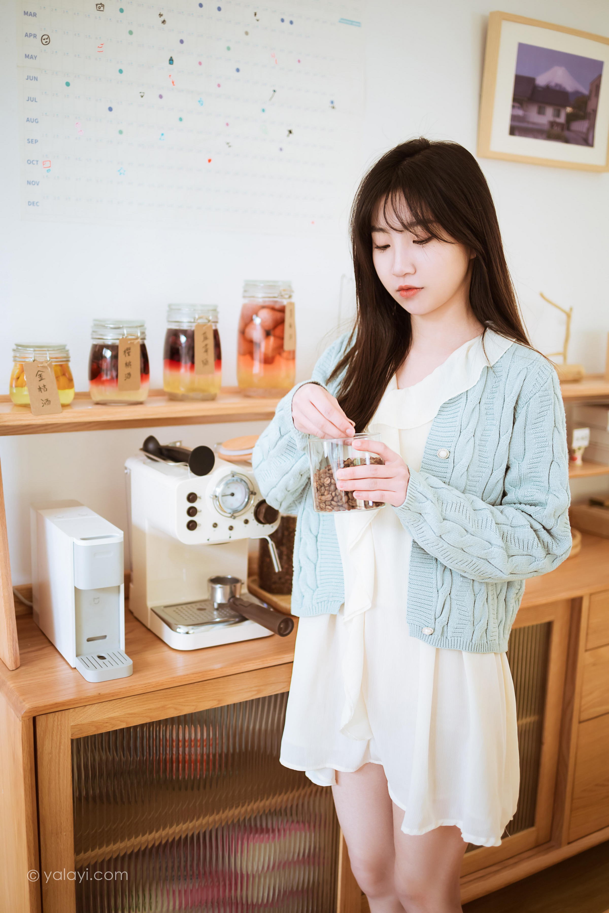 [YALAYI雅拉伊]2022.04.08 优雅永不过时 小乔 白色毛衣加连衣裙清纯写真集第5张