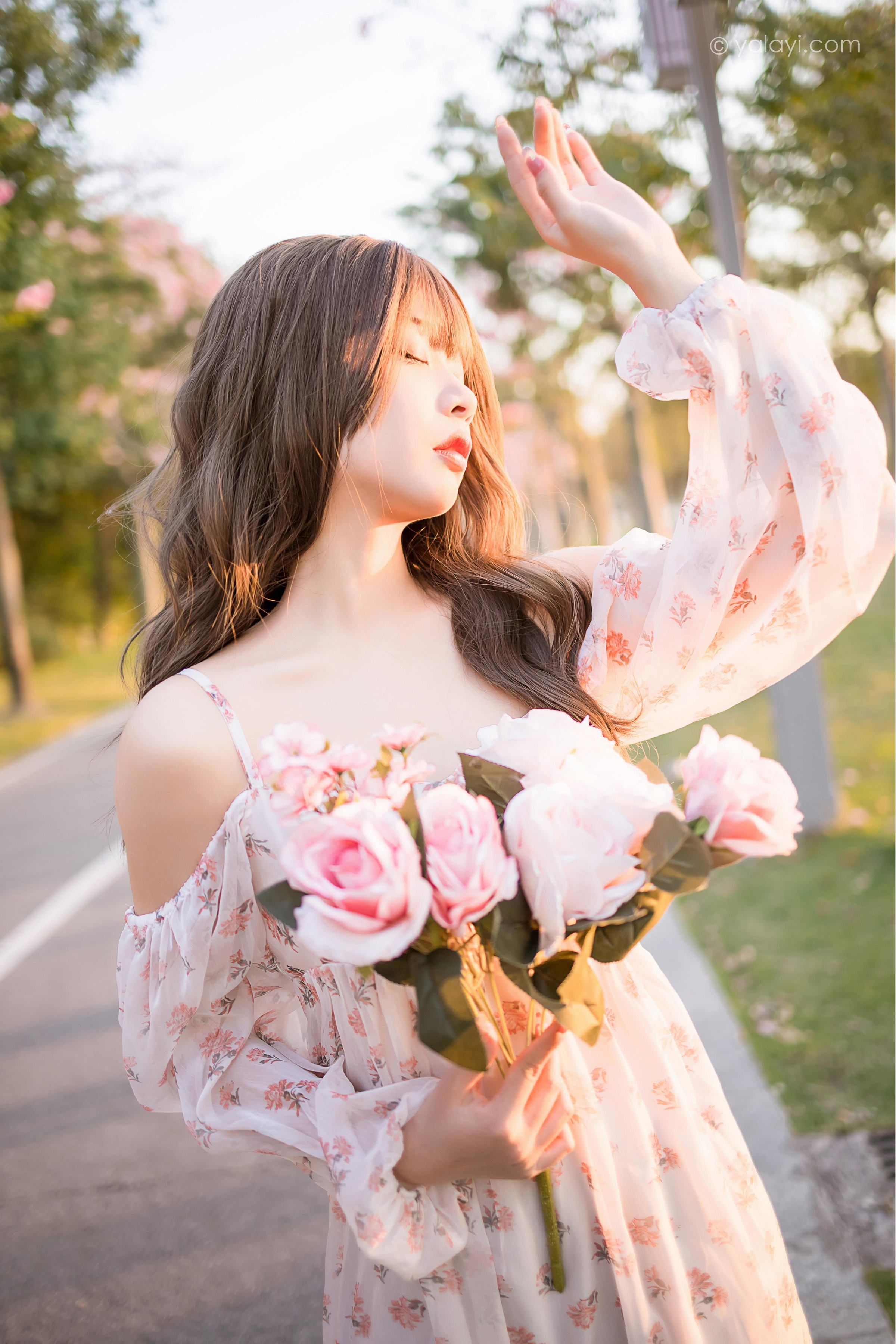 [YALAYI雅拉伊]2022.02.16 希望的阳光 阿禾 白色透视吊带连衣裙公园休闲写真集第10张
