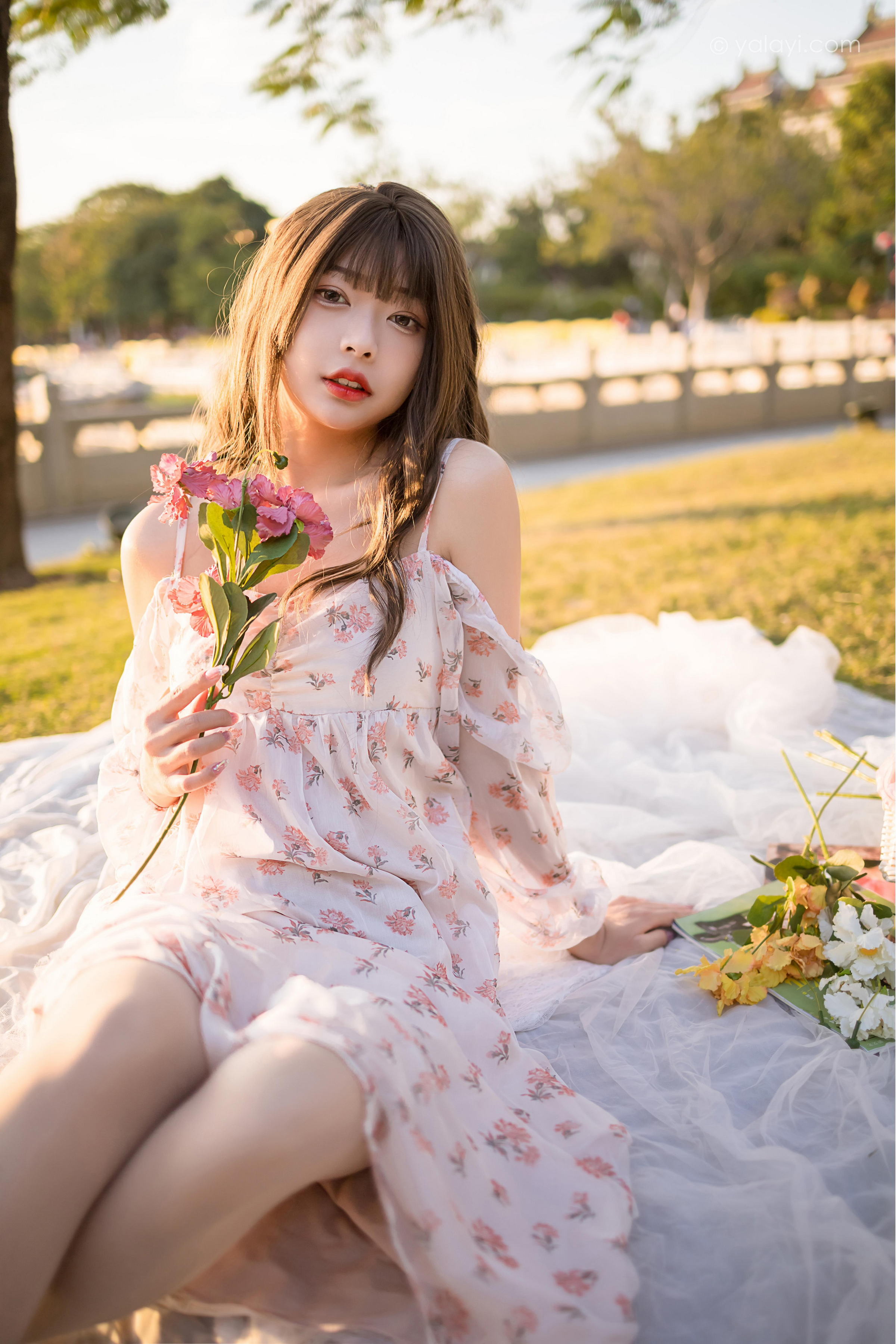 [YALAYI雅拉伊]2022.02.16 希望的阳光 阿禾 白色透视吊带连衣裙公园休闲写真集第2张