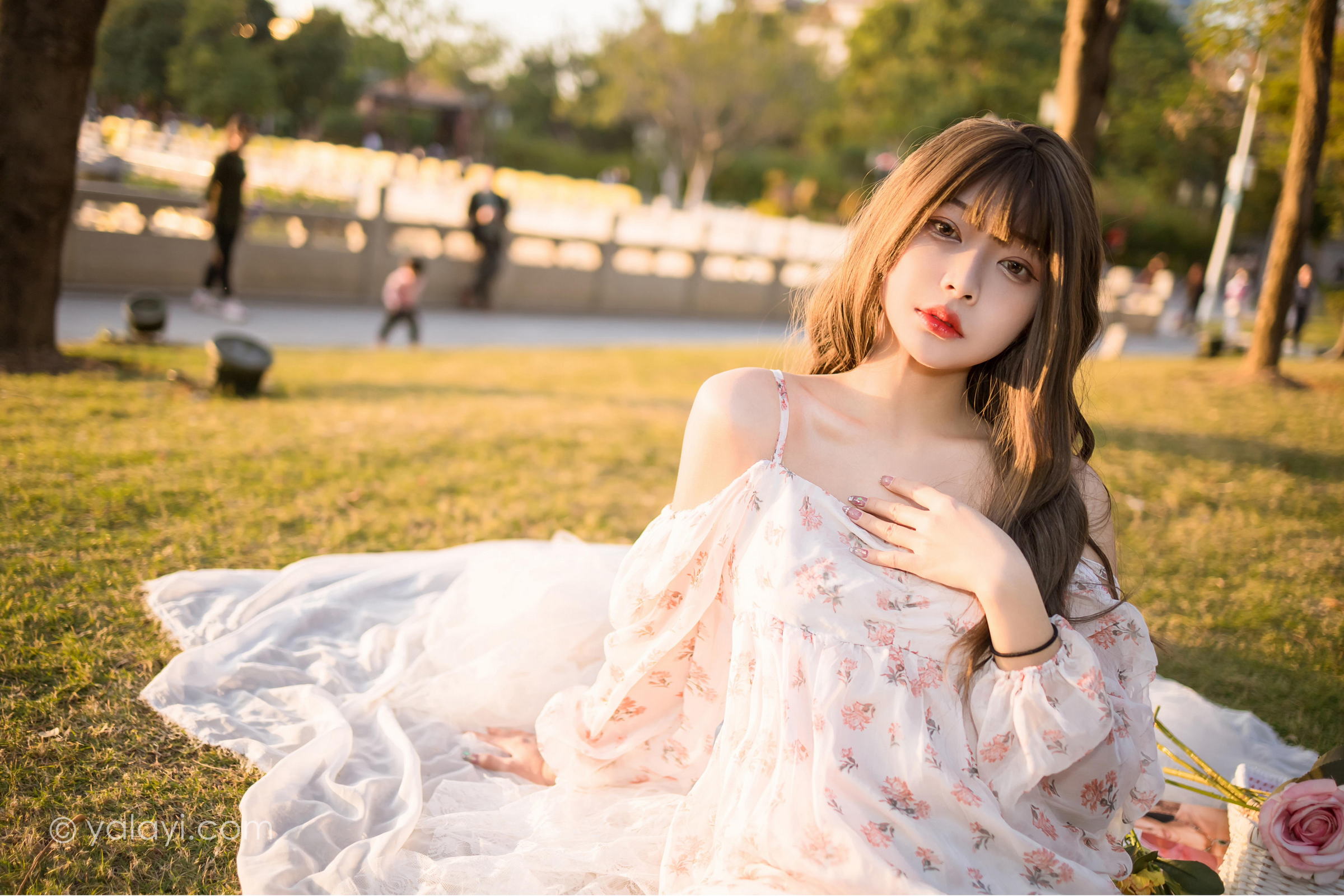 [YALAYI雅拉伊]2022.02.16 希望的阳光 阿禾 白色透视吊带连衣裙公园休闲写真集第6张