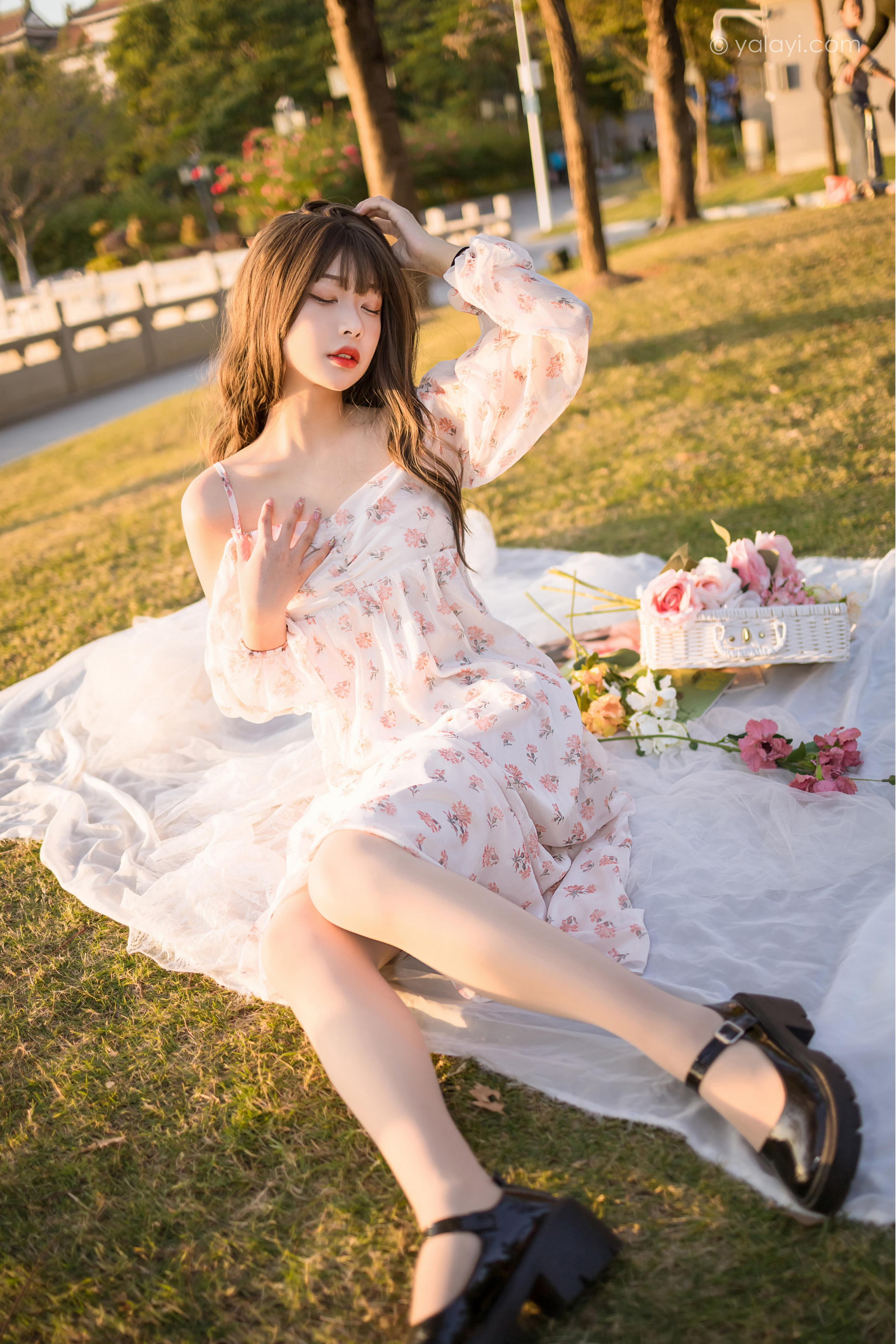 [YALAYI雅拉伊]2022.02.16 希望的阳光 阿禾 白色透视吊带连衣裙公园休闲写真集第5张