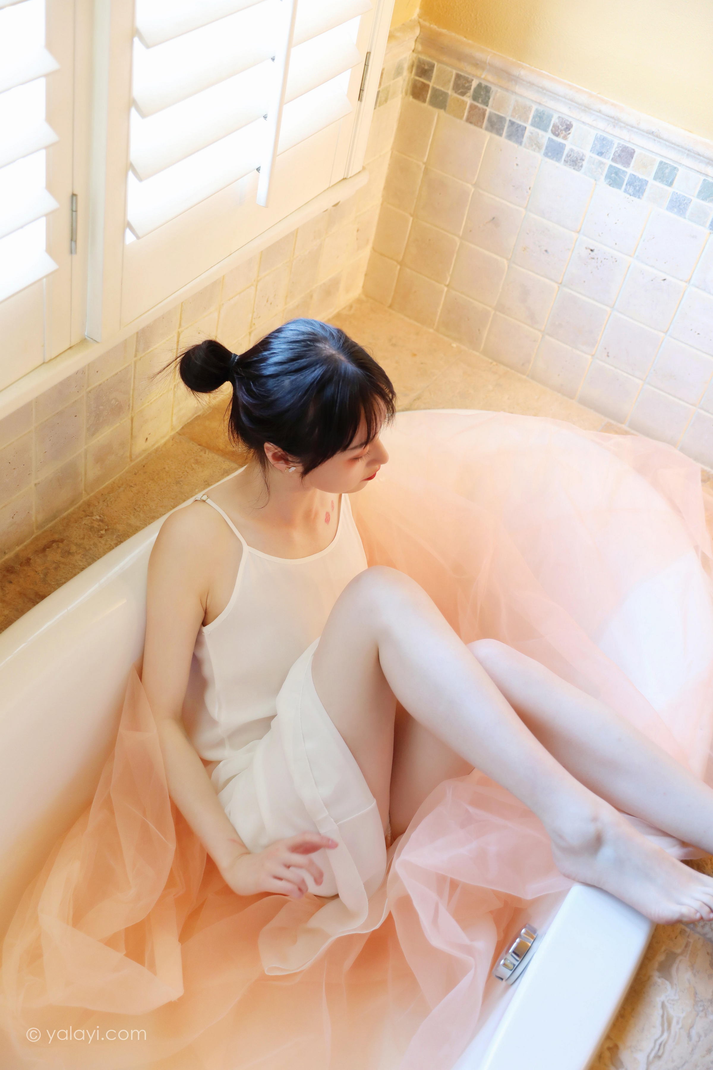 [YALAYI雅拉伊]2022.05.20 不是风景 京京 白色透视镂空披肩加橙色吊带睡衣裙性感写真集第2张