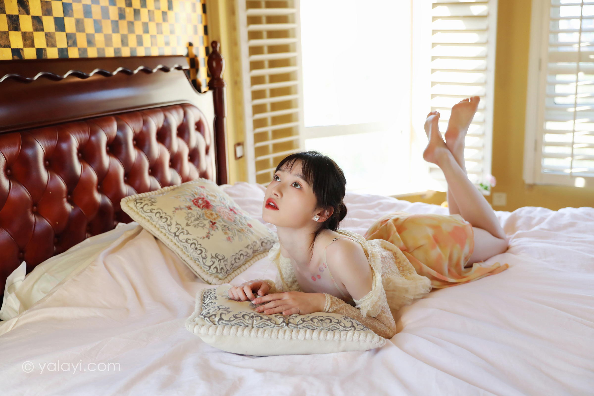 [YALAYI雅拉伊]2022.05.20 不是风景 京京 白色透视镂空披肩加橙色吊带睡衣裙性感写真集第11张