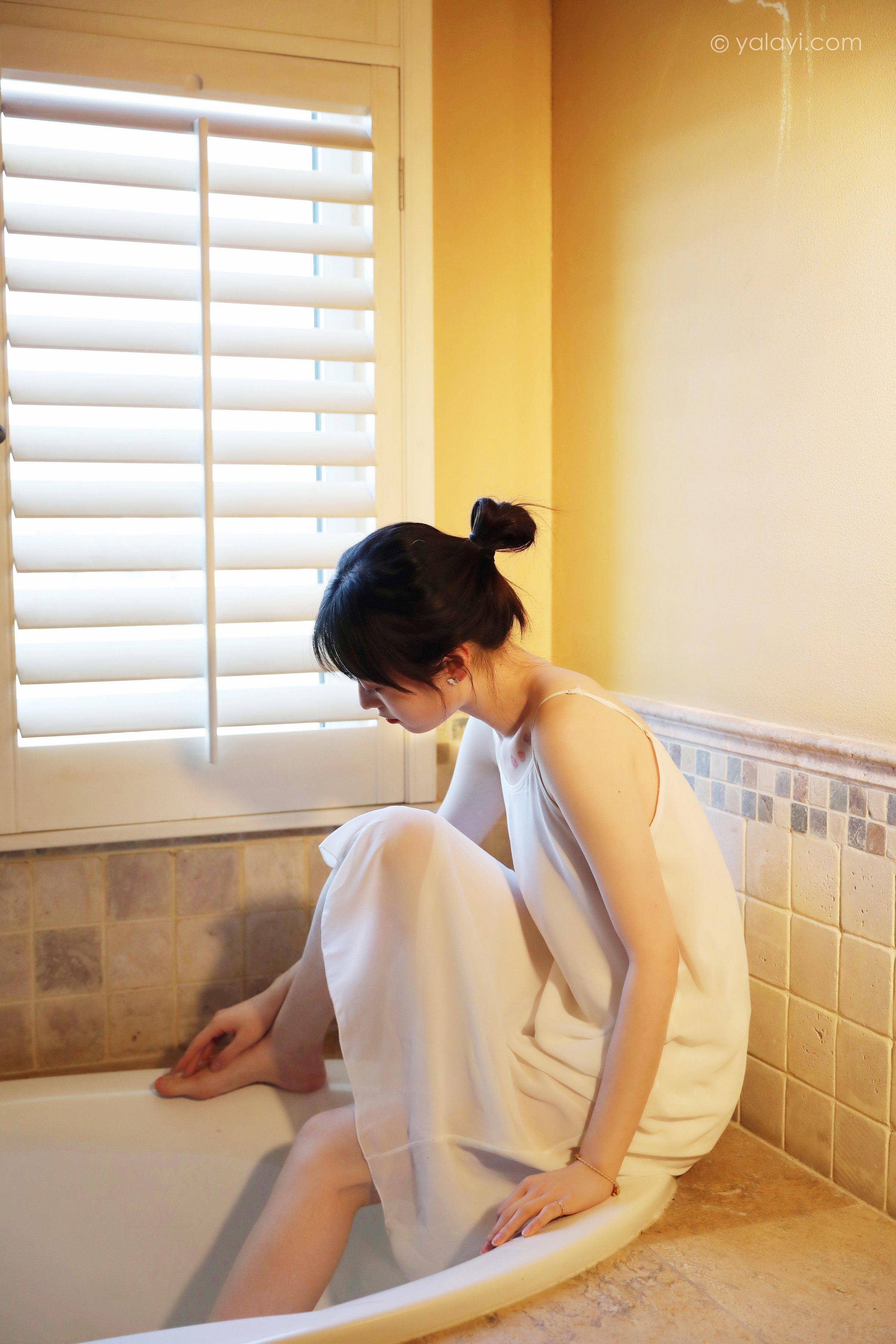 [YALAYI雅拉伊]2022.05.20 不是风景 京京 白色透视镂空披肩加橙色吊带睡衣裙性感写真集第6张