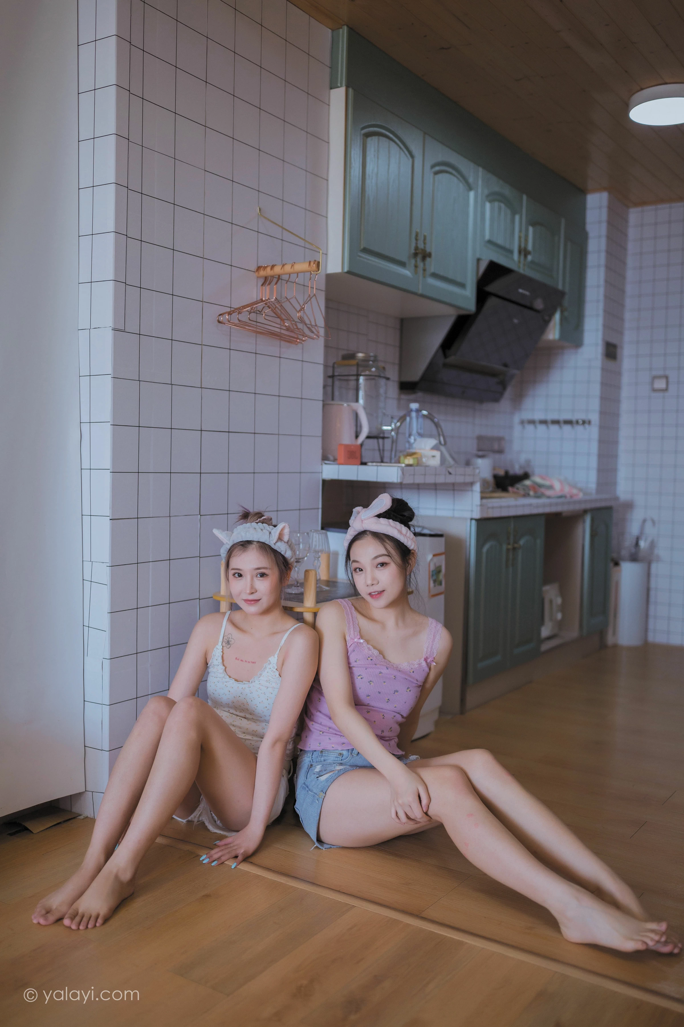 [YALAYI雅拉伊]NO.728 《另一个我》 左木 梦涵 性感小背心加短裤居家私房写真集第5张