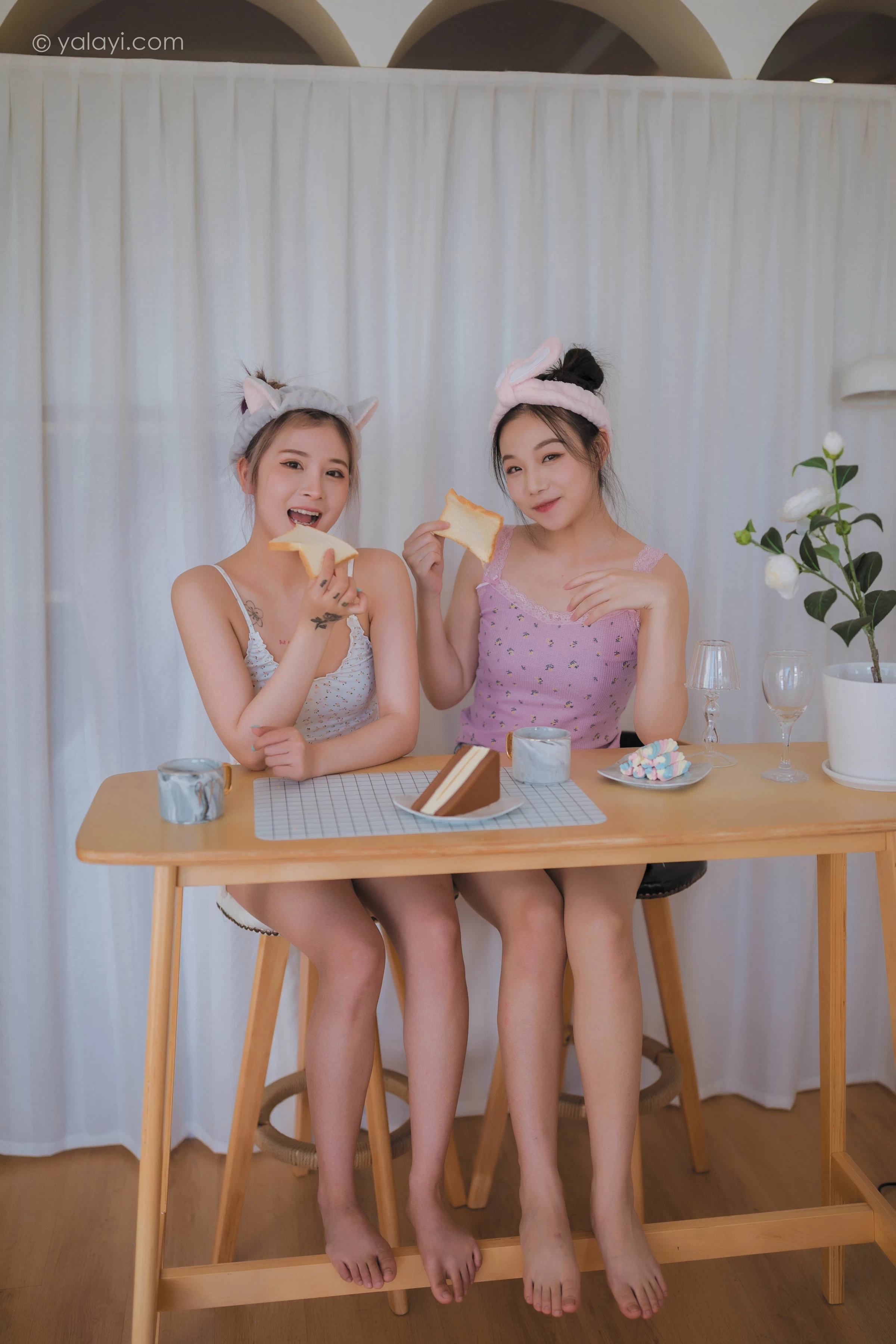 [YALAYI雅拉伊]NO.728 《另一个我》 左木 梦涵 性感小背心加短裤居家私房写真集第14张