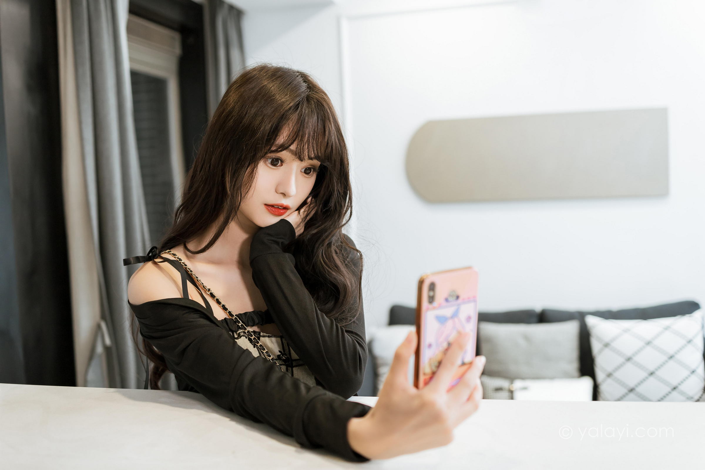 [YALAYI雅拉伊]2022.09.05 温柔的夜 小亭 黑色小外套加白色格子连衣裙居家清纯写真集第7张