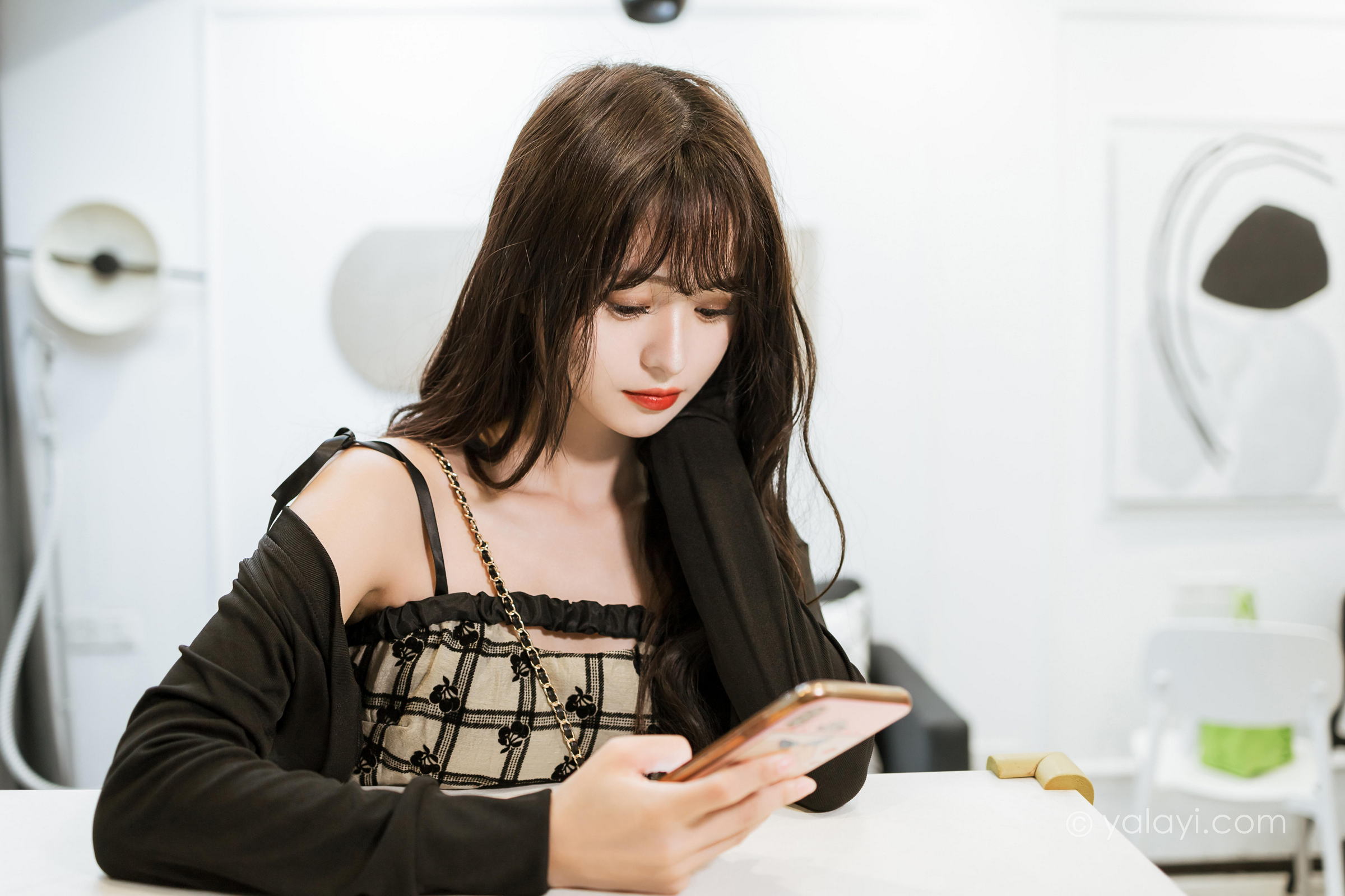 [YALAYI雅拉伊]2022.09.05 温柔的夜 小亭 黑色小外套加白色格子连衣裙居家清纯写真集第8张