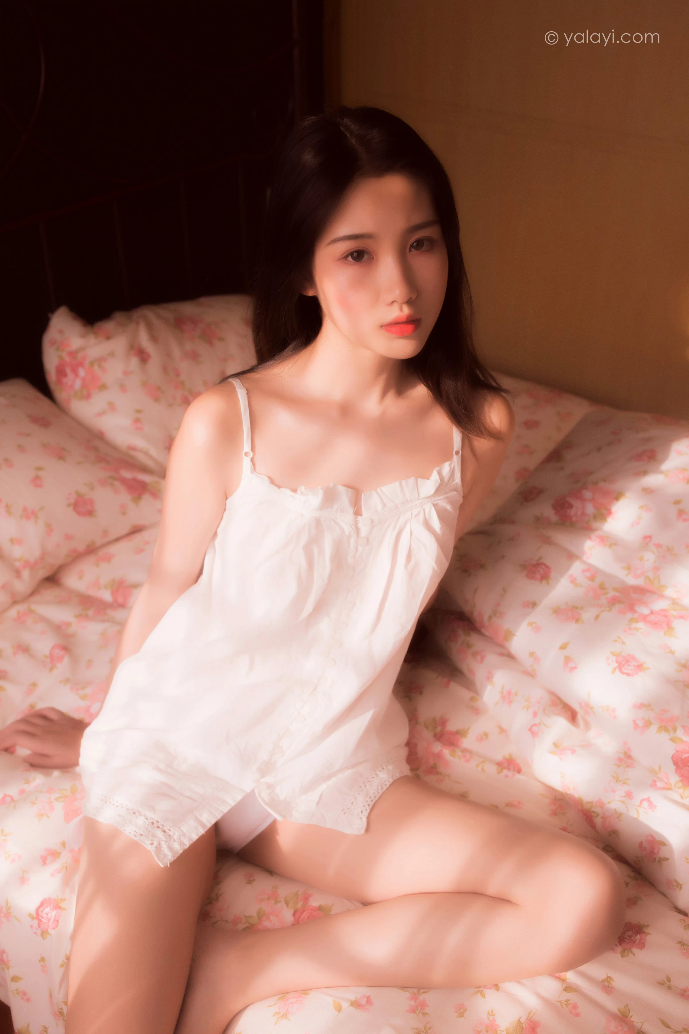 [YALAYI雅拉伊]NO.821 深情 籹籹仔 白色吊带睡衣居家性感私房写真集第2张