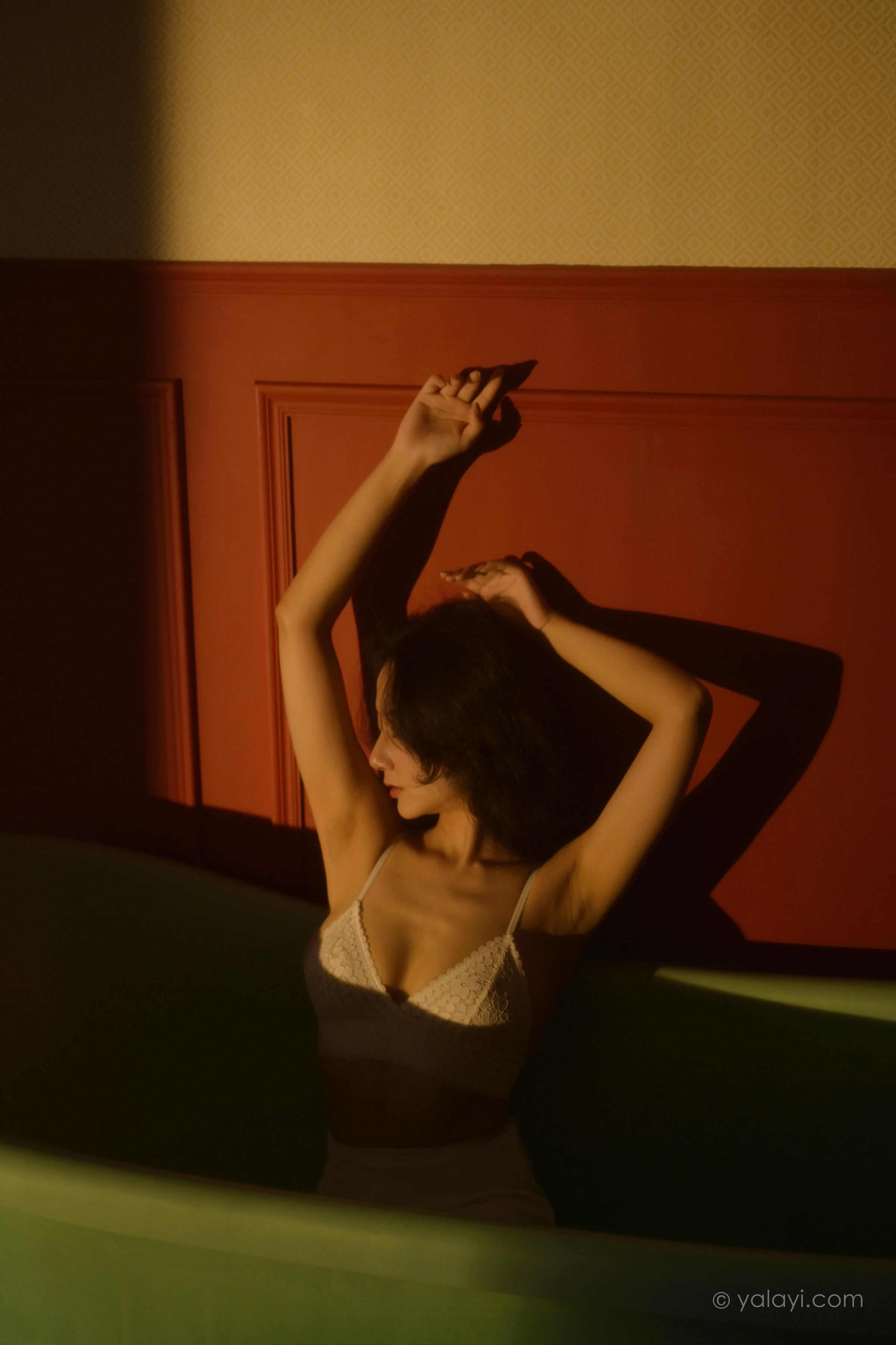 [YALAYI雅拉伊]2022.10.12 她是谁 何嘉颖 白色蕾丝内衣加开叉长裙居家性感私房写真集第16张