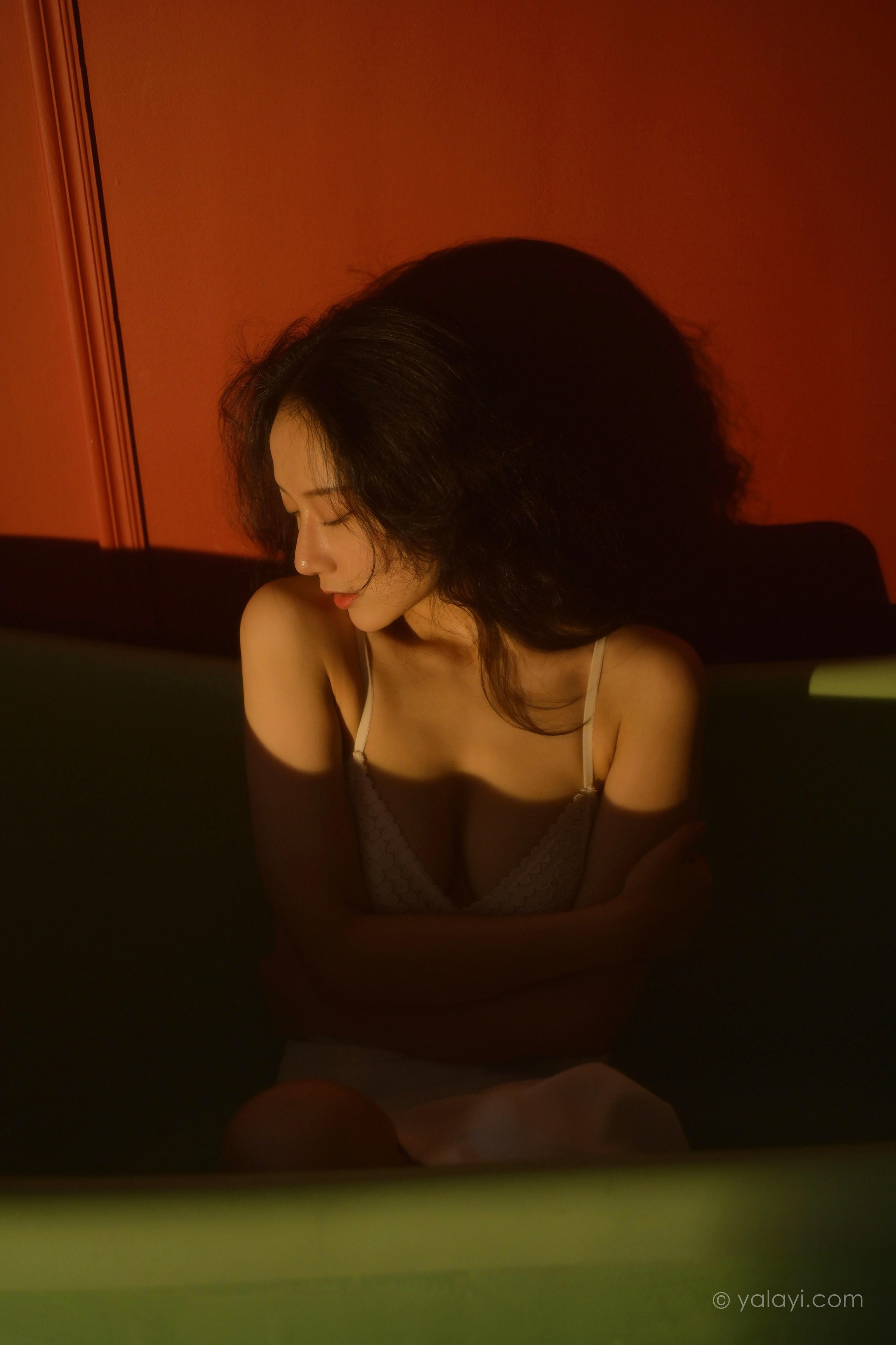 [YALAYI雅拉伊]2022.10.12 她是谁 何嘉颖 白色蕾丝内衣加开叉长裙居家性感私房写真集第17张