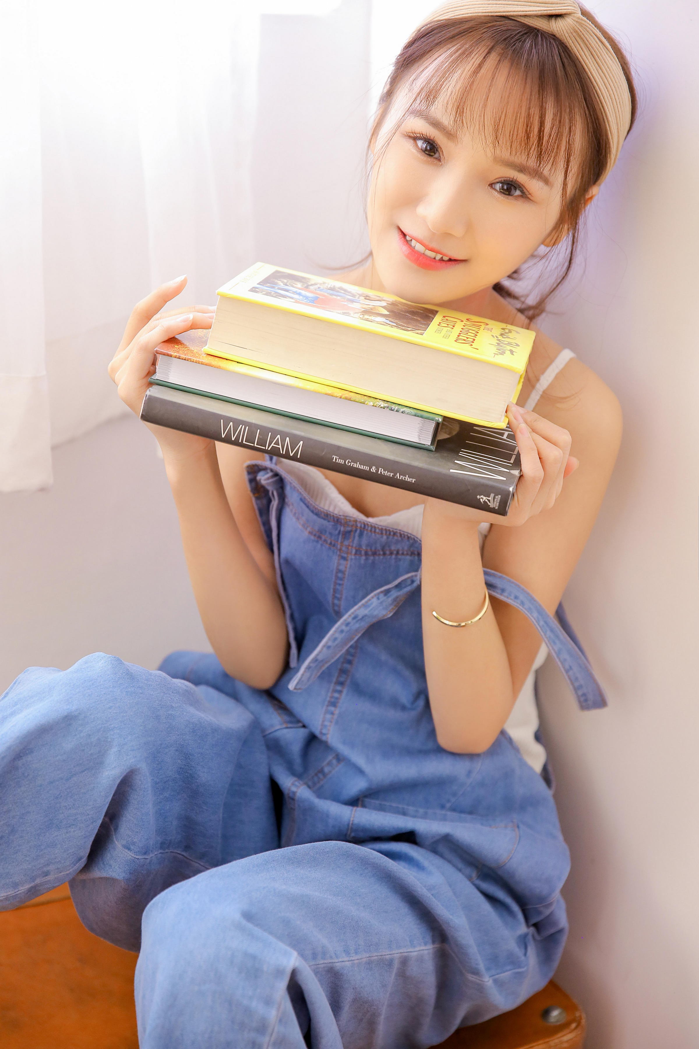 [YALAYI雅拉伊]2022.05.20 飒爽女生 灰色背带牛仔裤加白色性感小背心清纯写真集第5张