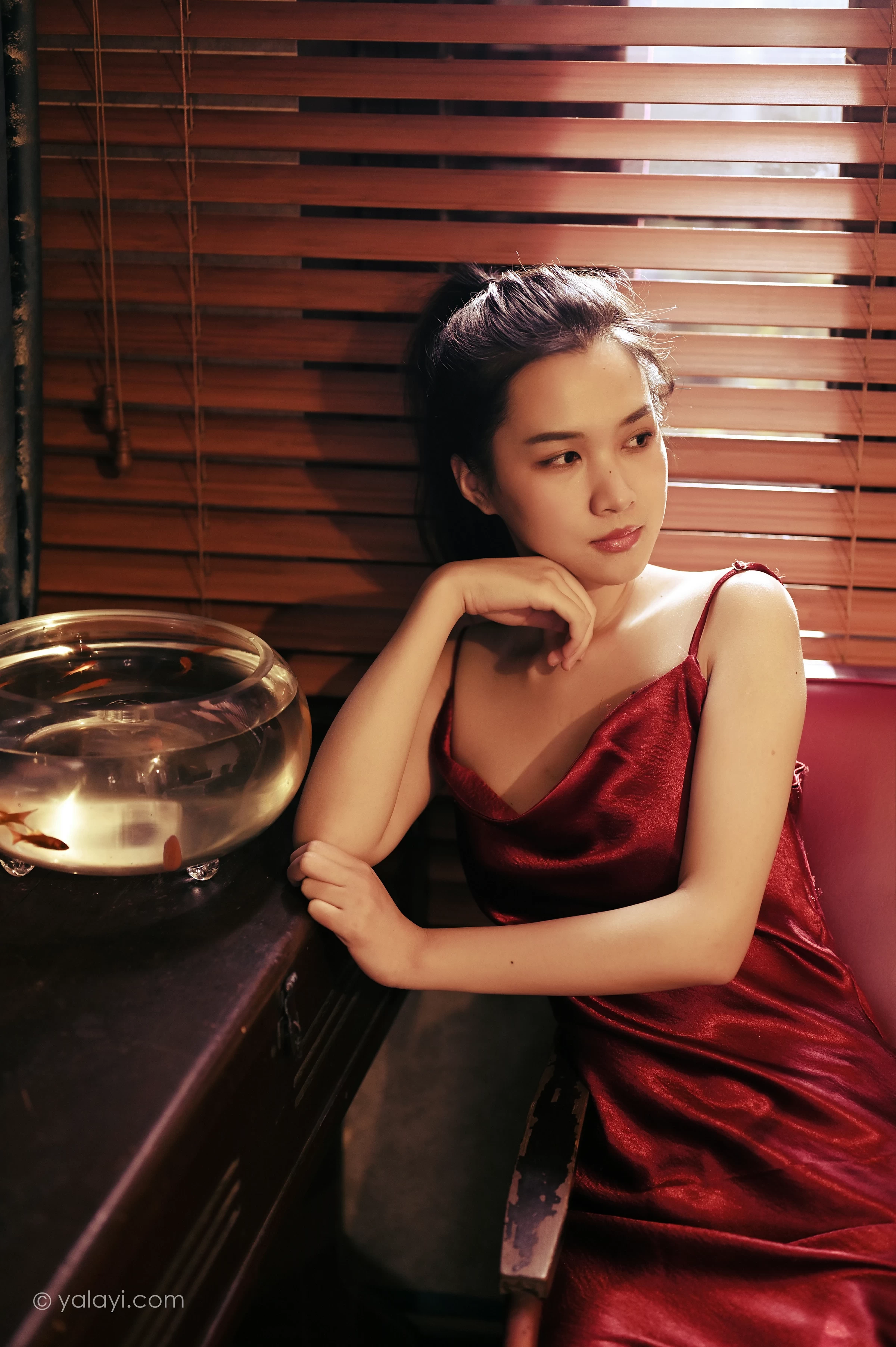 [YALAYI雅拉伊]NO.746 《岁月静好》 方岚 红色吊带裸背连衣裙性感写真集第2张