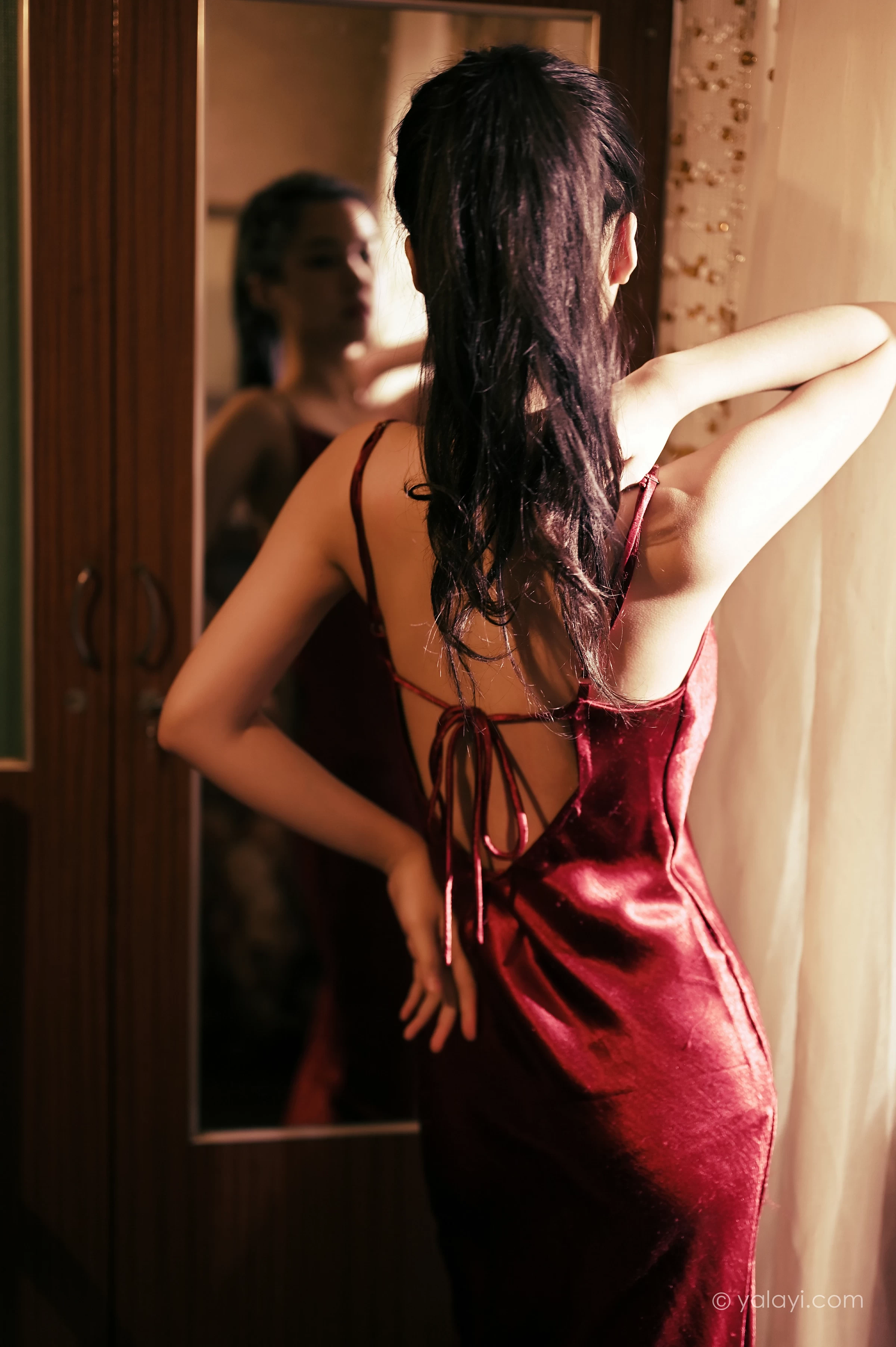 [YALAYI雅拉伊]NO.746 《岁月静好》 方岚 红色吊带裸背连衣裙性感写真集第7张