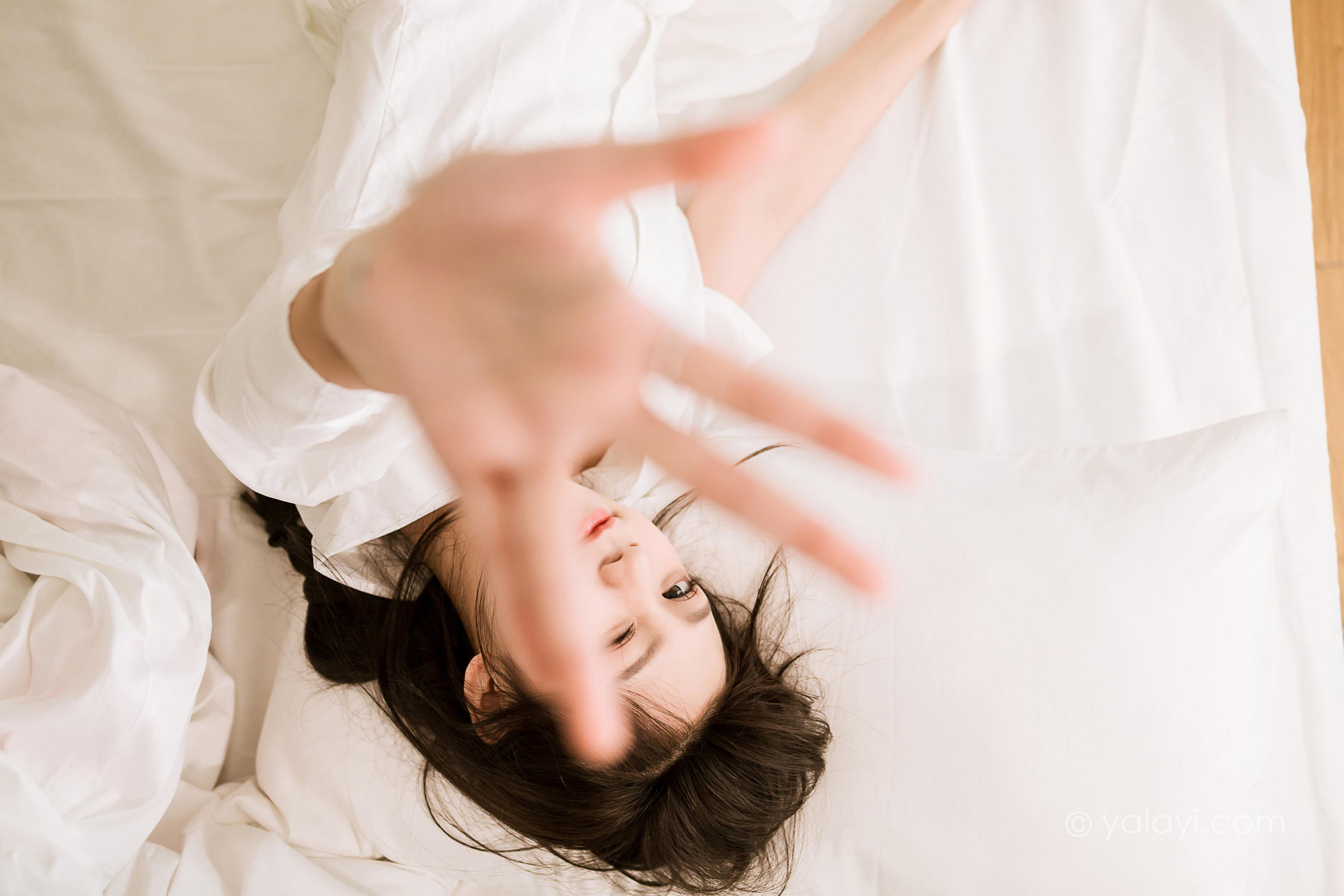 [YALAYI雅拉伊]2022.07.01 好美丽 梓瑶 白色连衣裙居家清纯写真集第5张