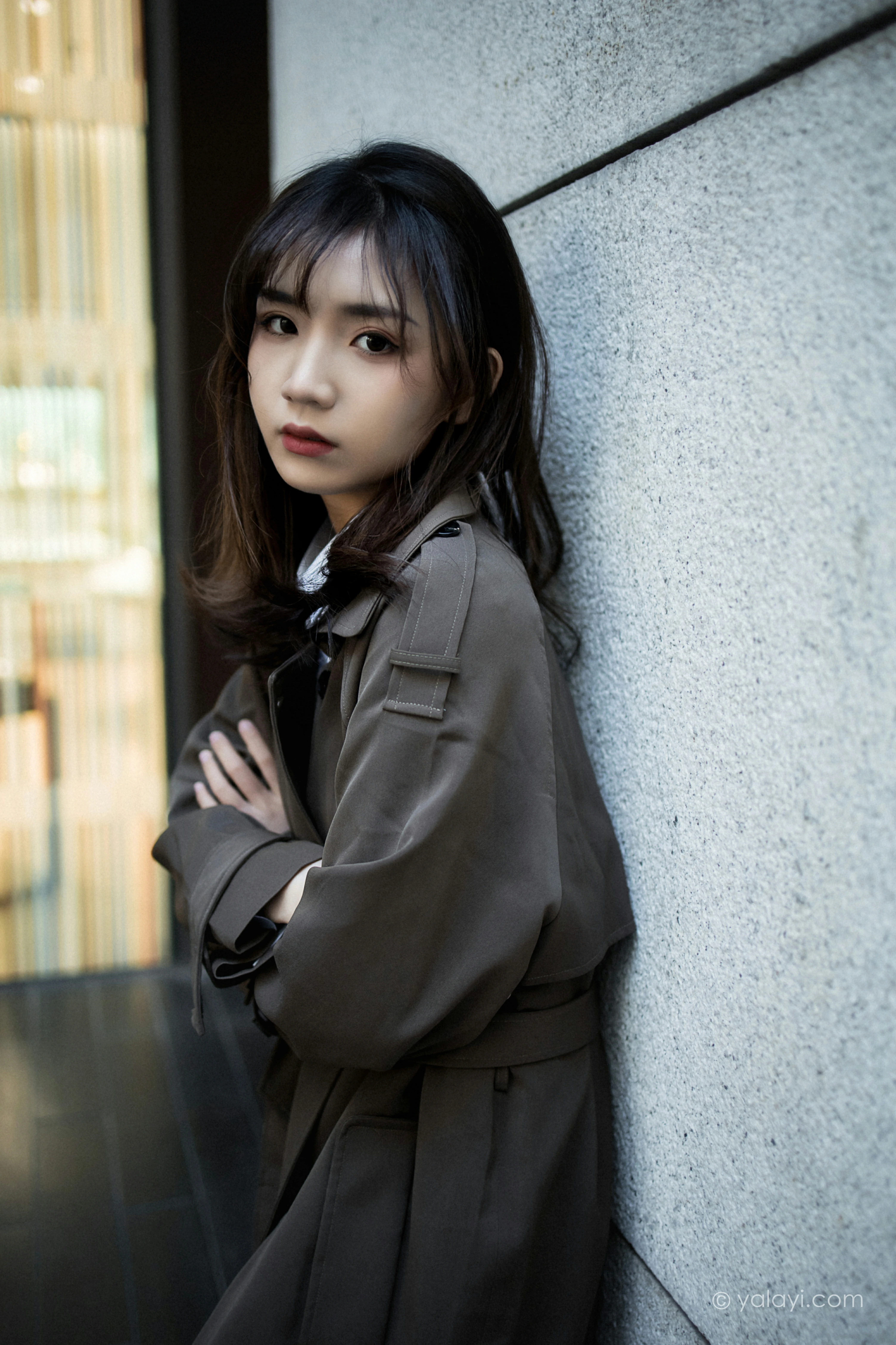 [YALAYI雅拉伊]NO.760 迷失在都市 果果 黑色连身风衣街拍写真集第5张