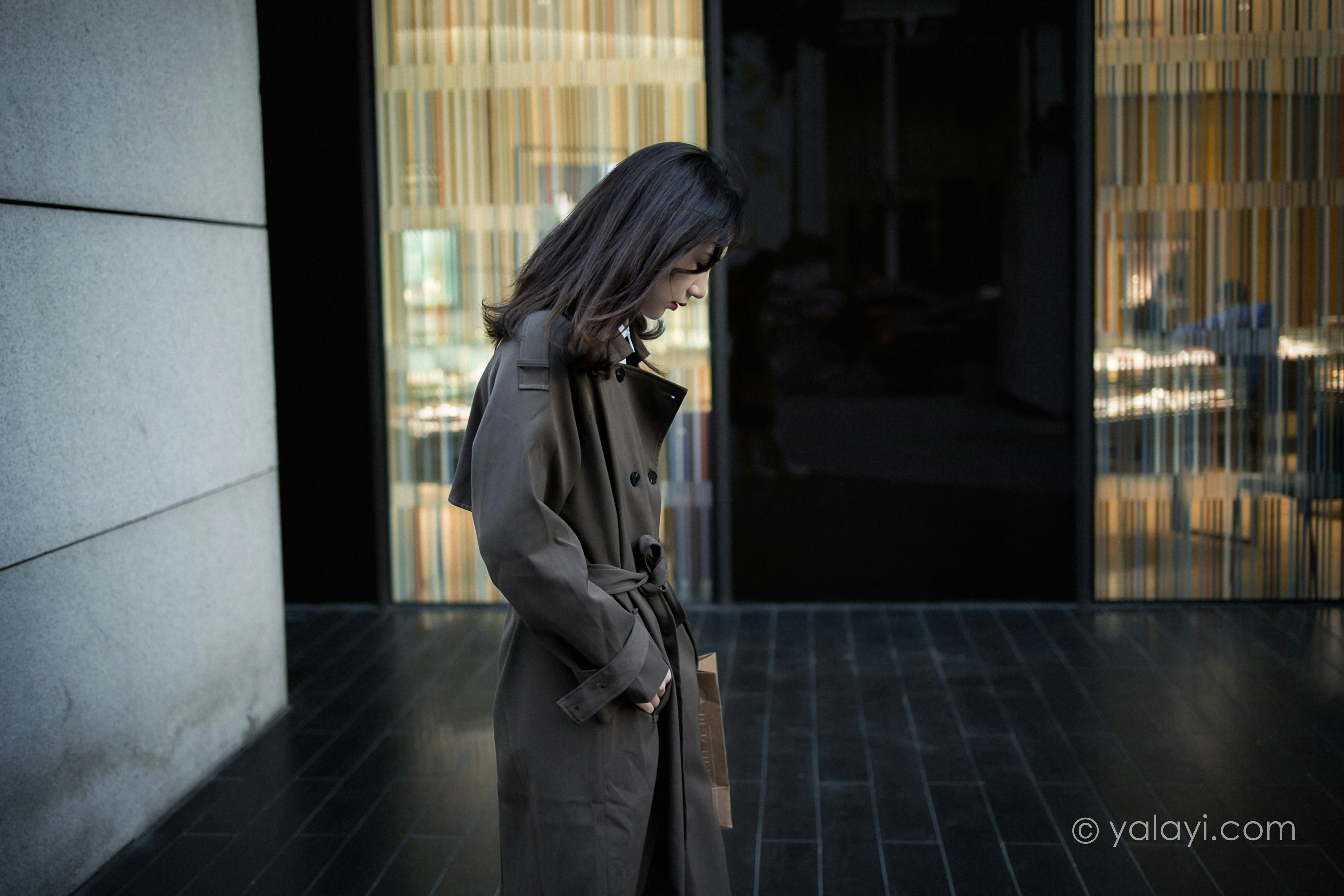 [YALAYI雅拉伊]NO.760 迷失在都市 果果 黑色连身风衣街拍写真集第4张