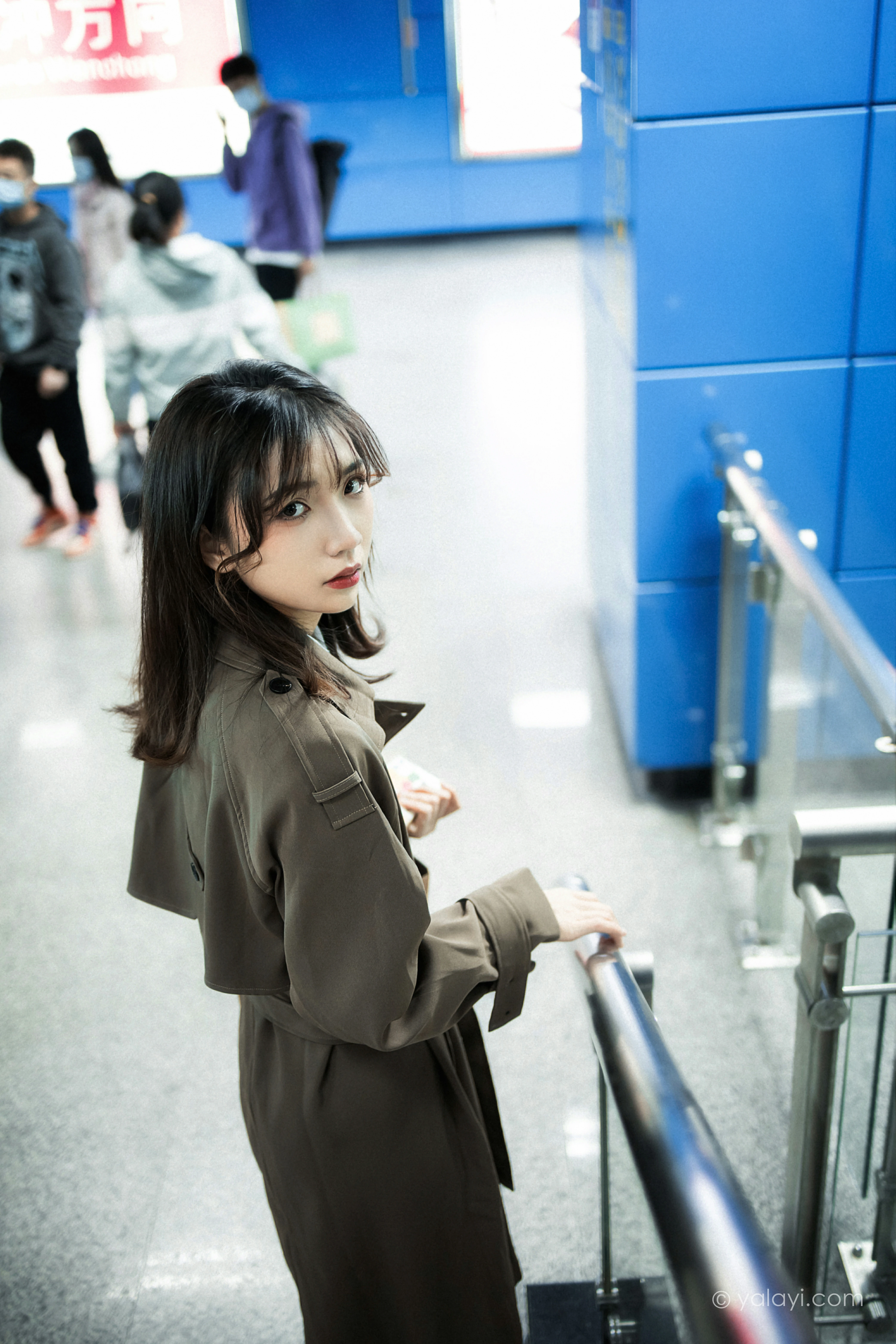 [YALAYI雅拉伊]NO.760 迷失在都市 果果 黑色连身风衣街拍写真集第8张