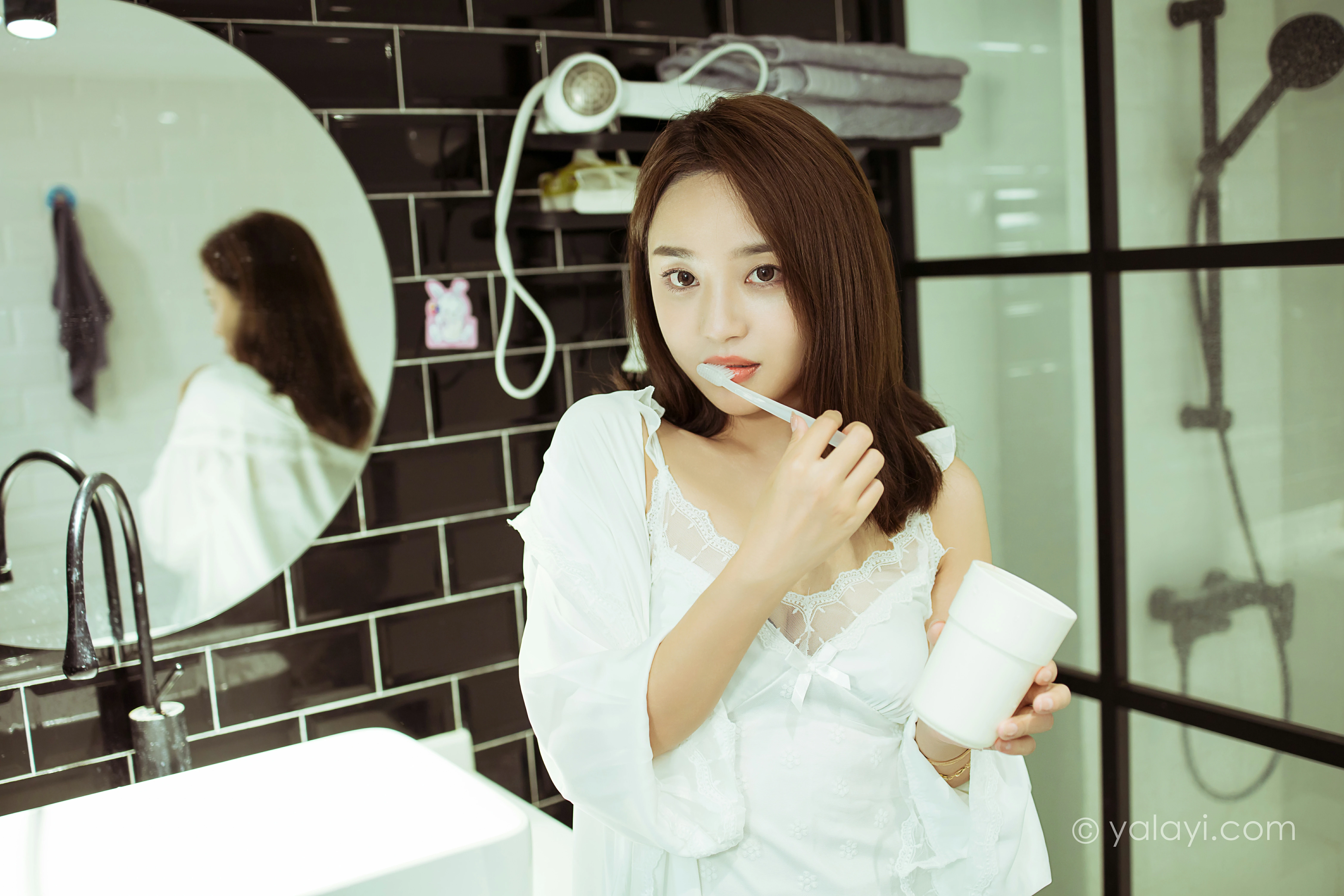 [YALAYI雅拉伊]NO.815 任逍遥 雪儿 白色睡衣加蕾丝内衣性感私房写真集第1张
