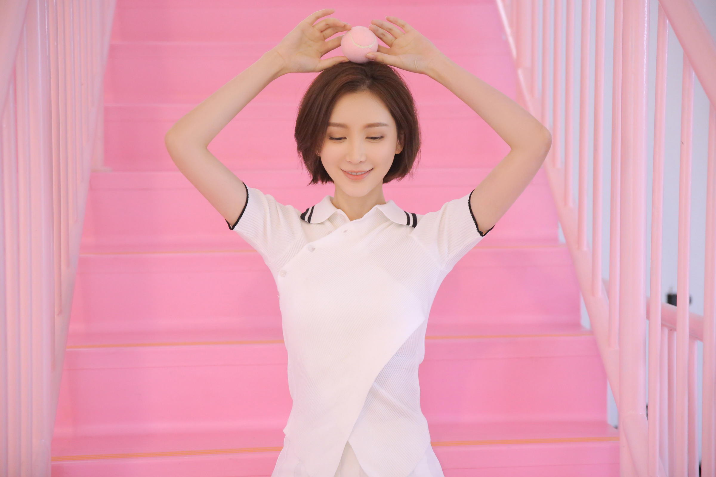 [YALAYI雅拉伊]2022.04.25 活力四射 青春靓女性感小背心加白色镂空短裤私房写真集第5张