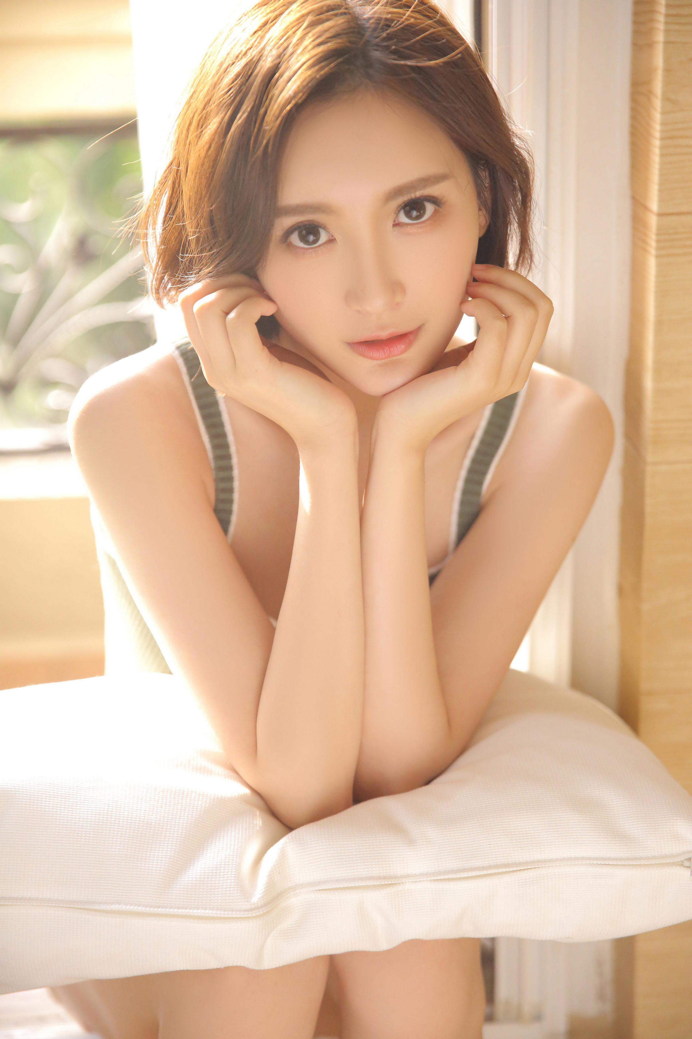 [YALAYI雅拉伊]2022.04.25 活力四射 青春靓女性感小背心加白色镂空短裤私房写真集第10张