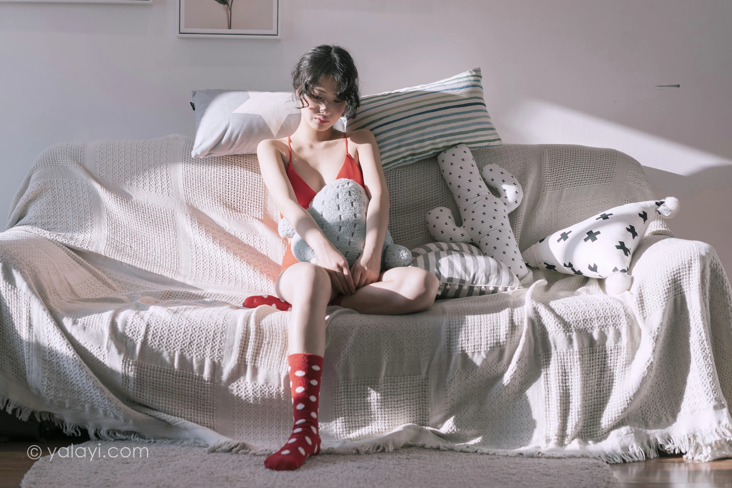 [YALAYI雅拉伊]NO.666 《太委屈》 西子 红色内衣居家私房写真集第2张