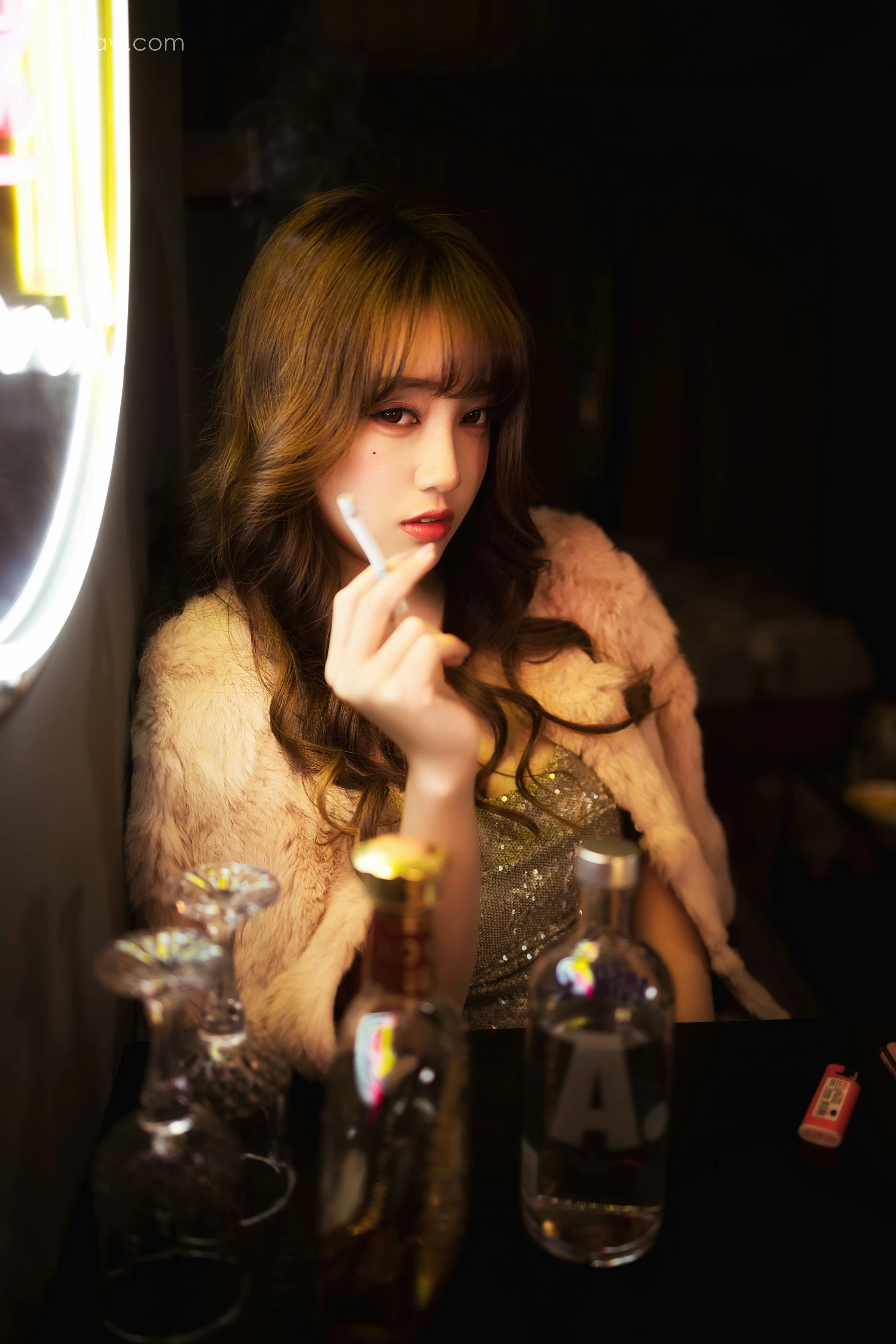 [YALAYI雅拉伊]NO.751 《独自买醉》 虞艺 貂皮大衣加银色吊带连衣裙性感写真集第2张