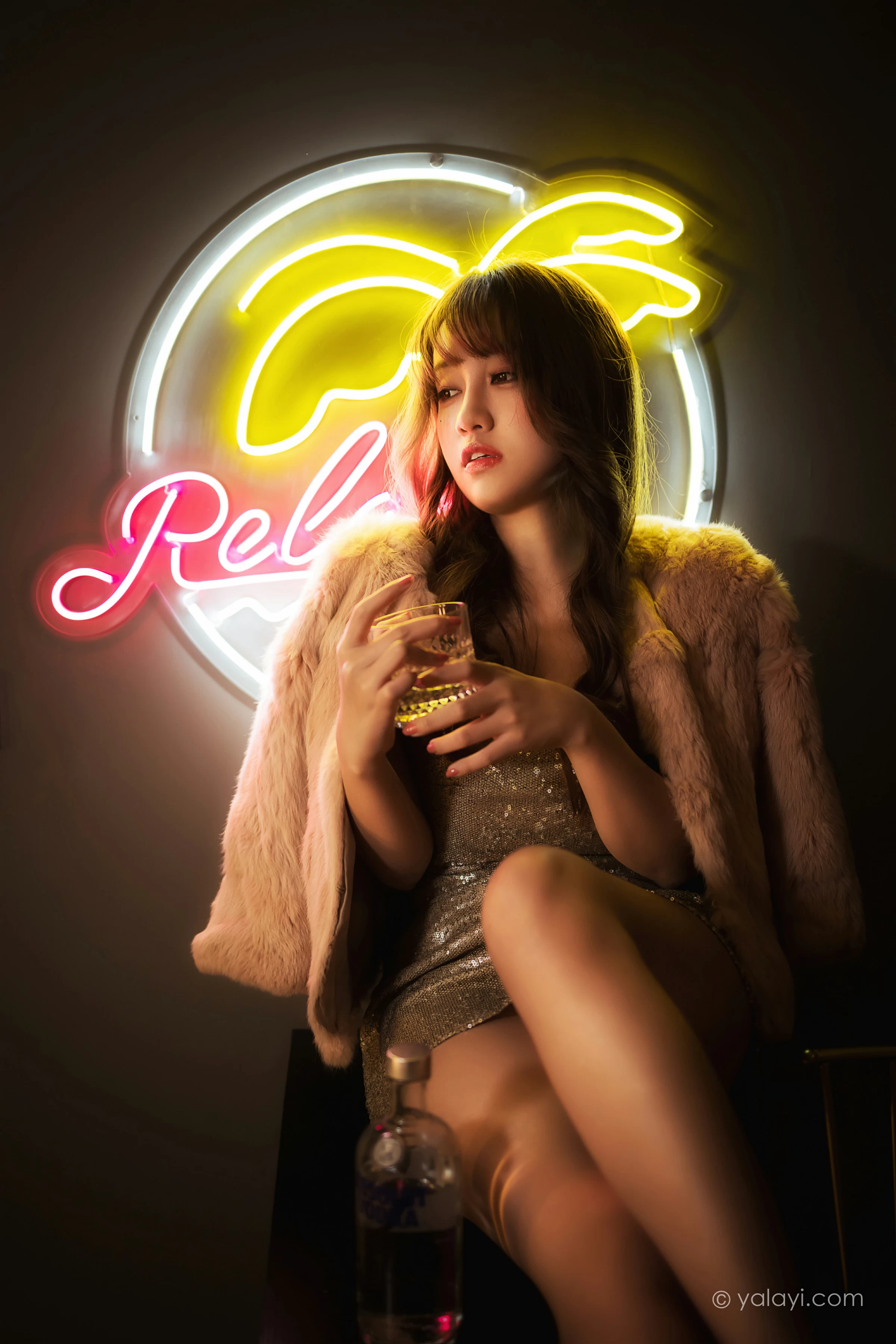 [YALAYI雅拉伊]NO.751 《独自买醉》 虞艺 貂皮大衣加银色吊带连衣裙性感写真集第5张