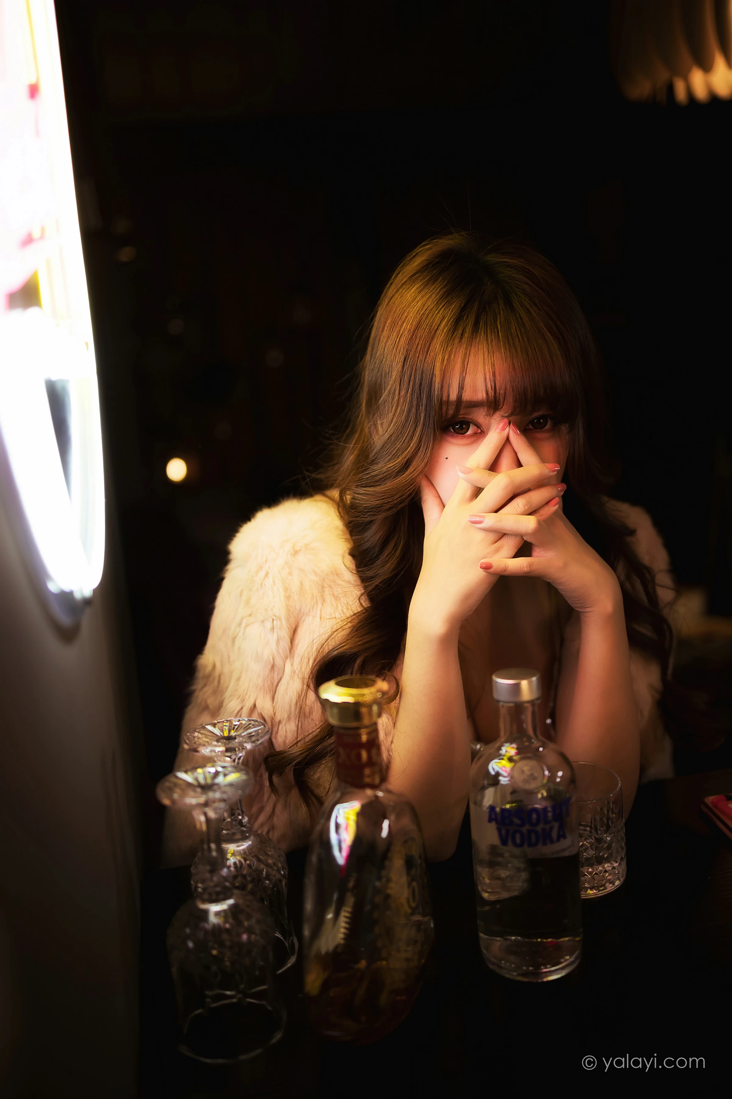 [YALAYI雅拉伊]NO.751 《独自买醉》 虞艺 貂皮大衣加银色吊带连衣裙性感写真集第5张