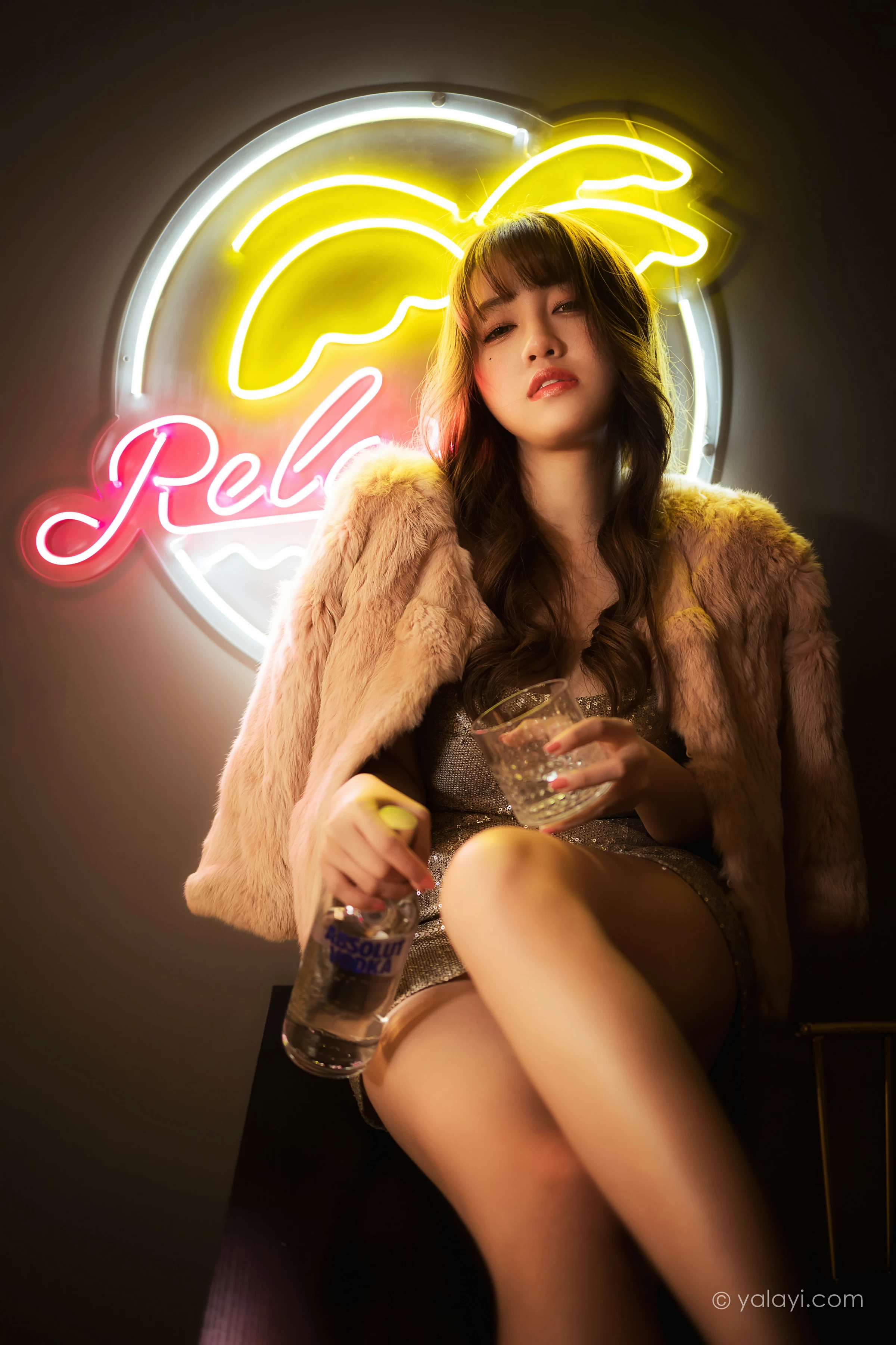 [YALAYI雅拉伊]NO.751 《独自买醉》 虞艺 貂皮大衣加银色吊带连衣裙性感写真集第7张