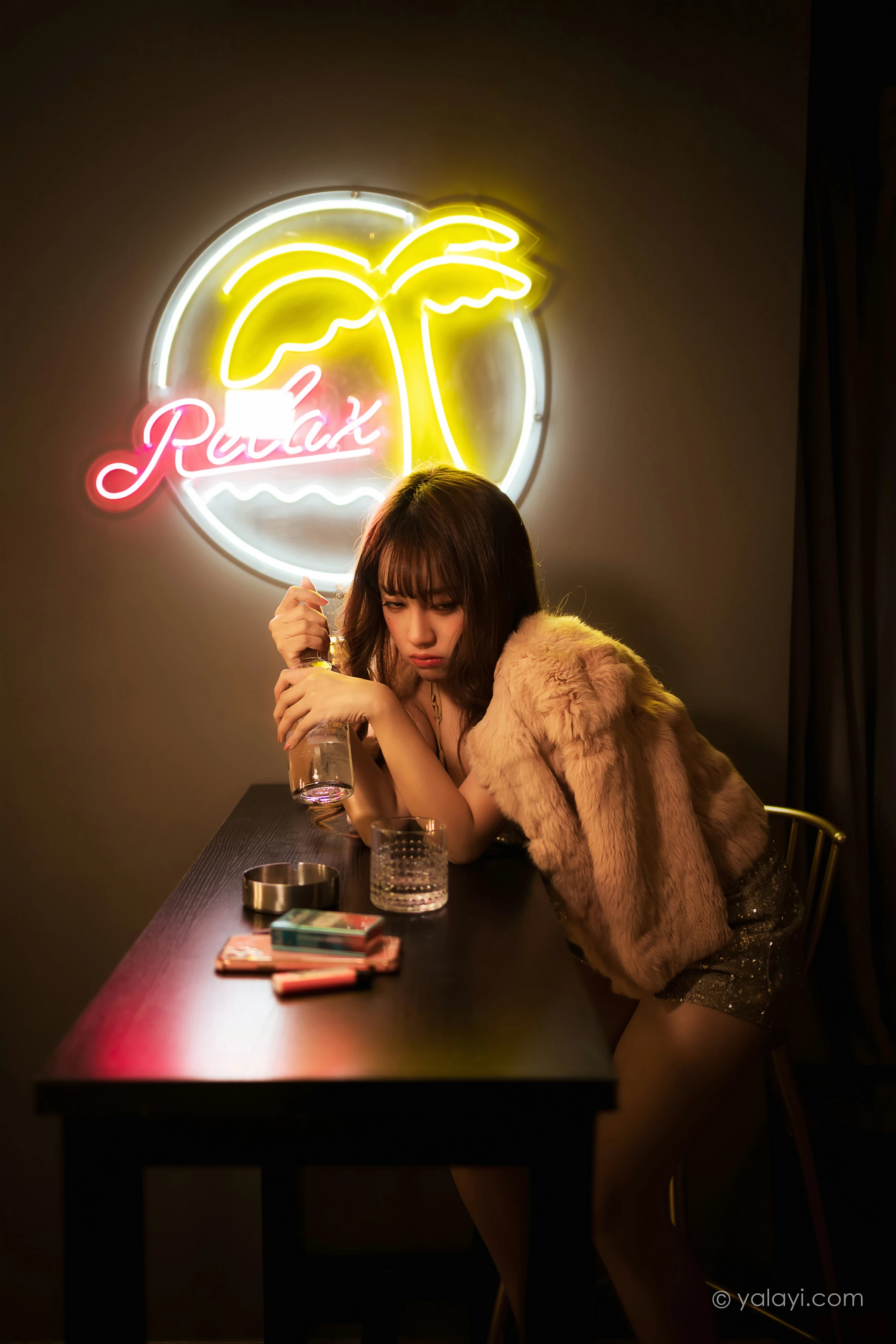 [YALAYI雅拉伊]NO.751 《独自买醉》 虞艺 貂皮大衣加银色吊带连衣裙性感写真集第9张