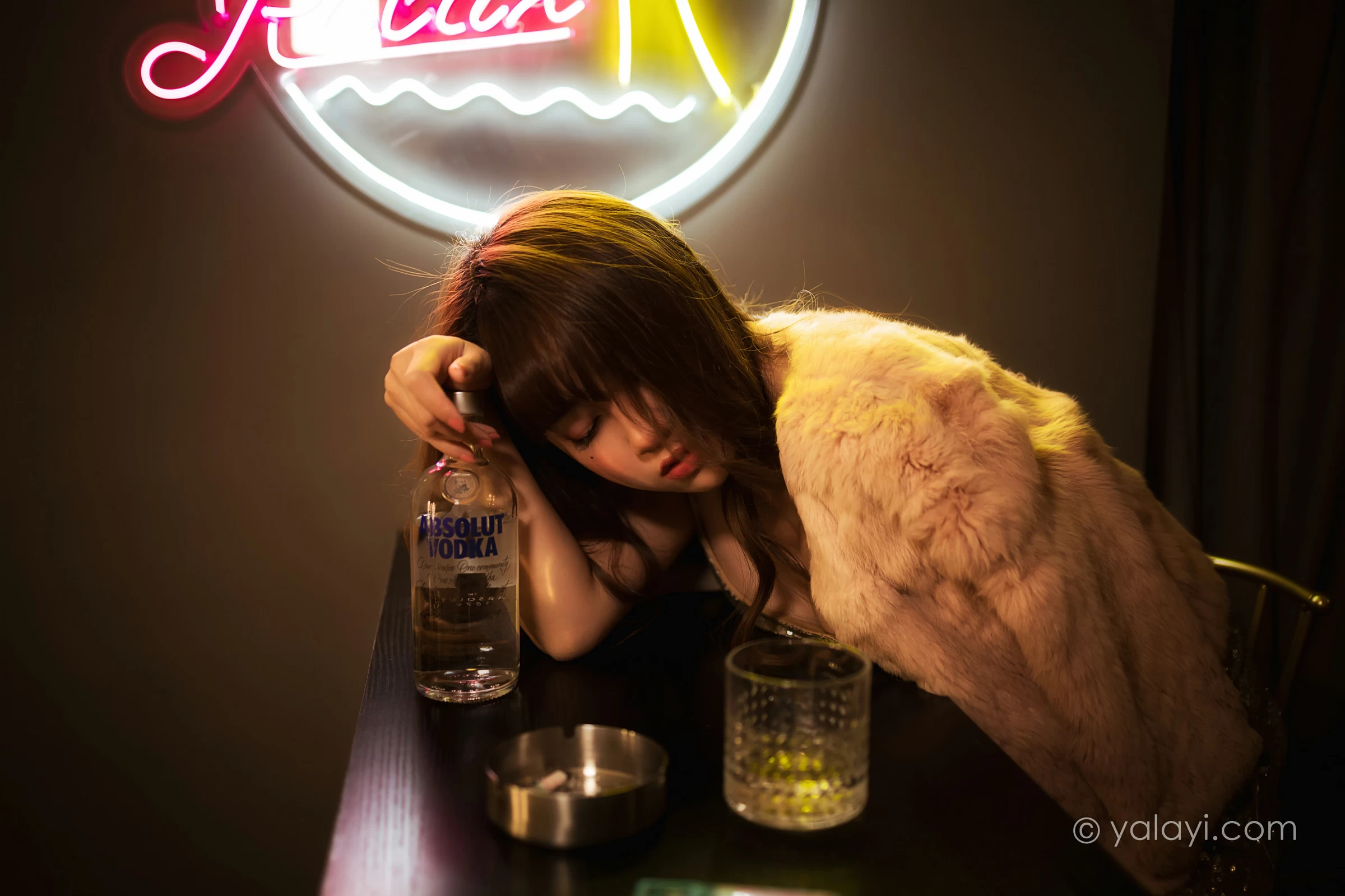 [YALAYI雅拉伊]NO.751 《独自买醉》 虞艺 貂皮大衣加银色吊带连衣裙性感写真集第10张