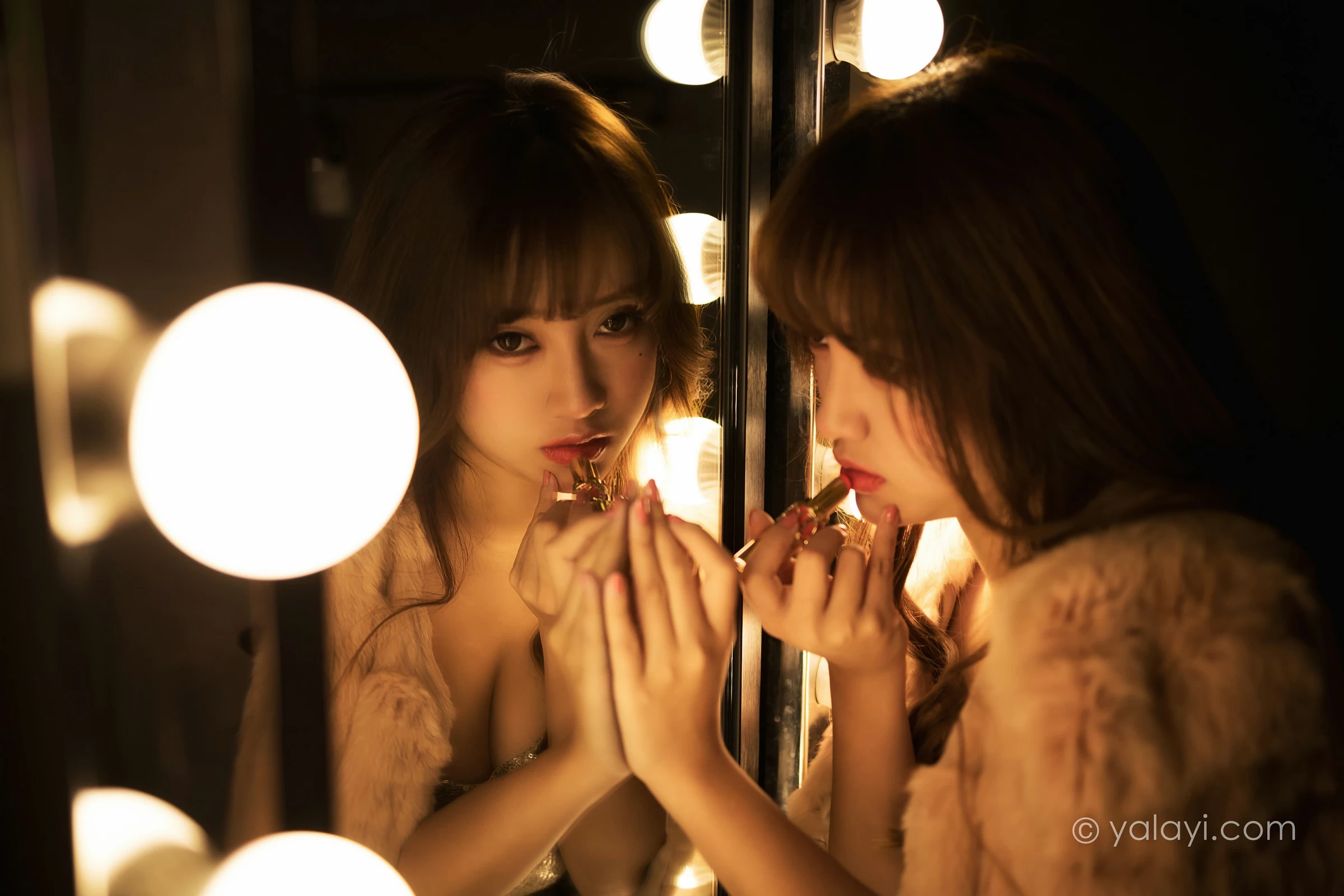 [YALAYI雅拉伊]NO.751 《独自买醉》 虞艺 貂皮大衣加银色吊带连衣裙性感写真集第12张