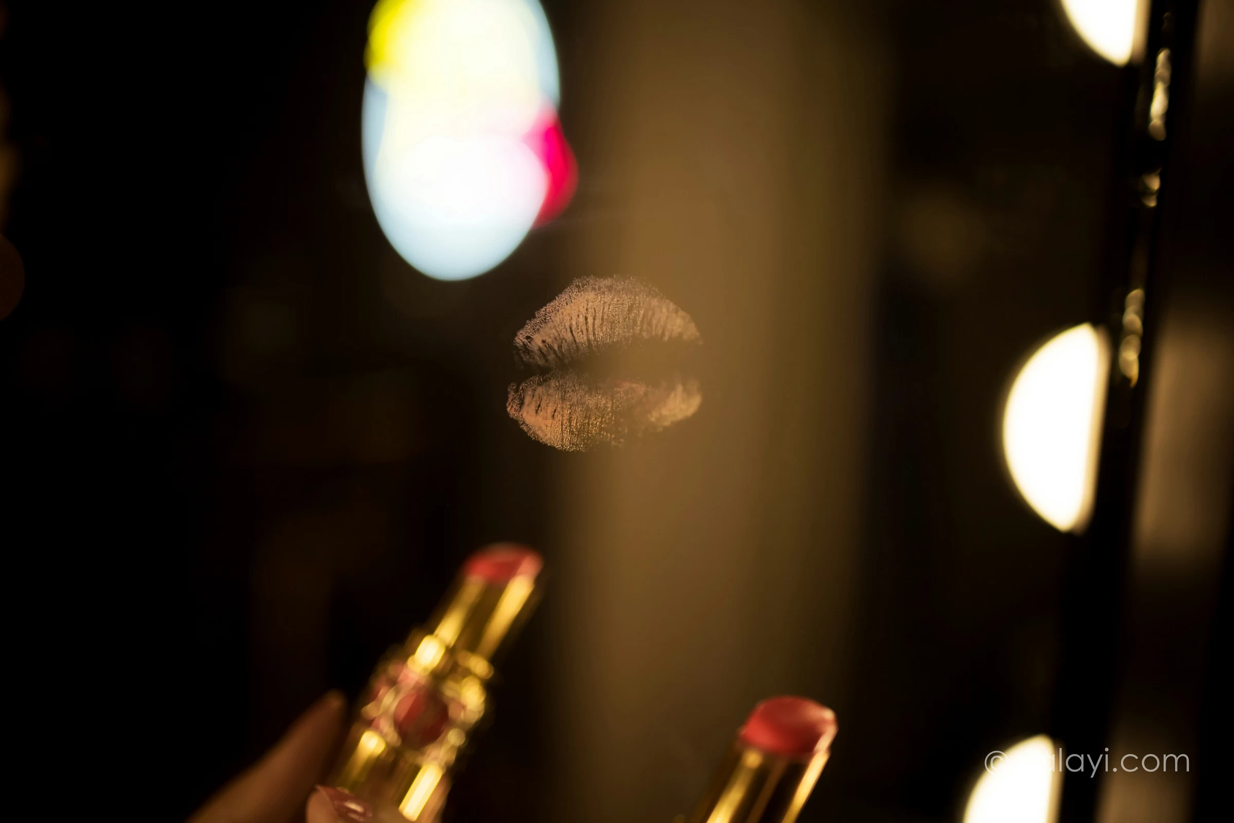 [YALAYI雅拉伊]NO.751 《独自买醉》 虞艺 貂皮大衣加银色吊带连衣裙性感写真集第14张