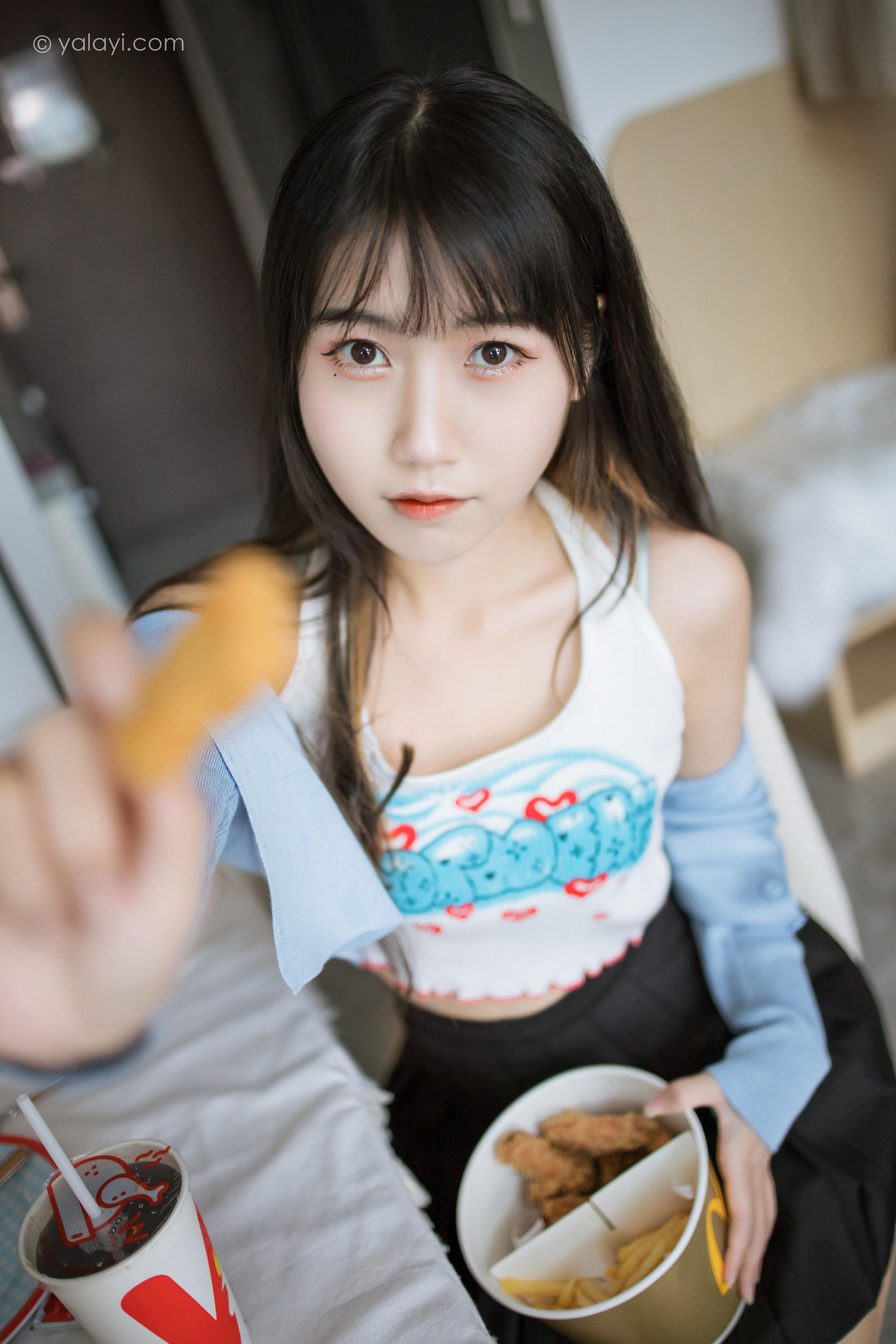 [YALAYI雅拉伊]2022.02.18 回我们家 弈思 白色小背心加黑色短裙性感私房写真集第9张