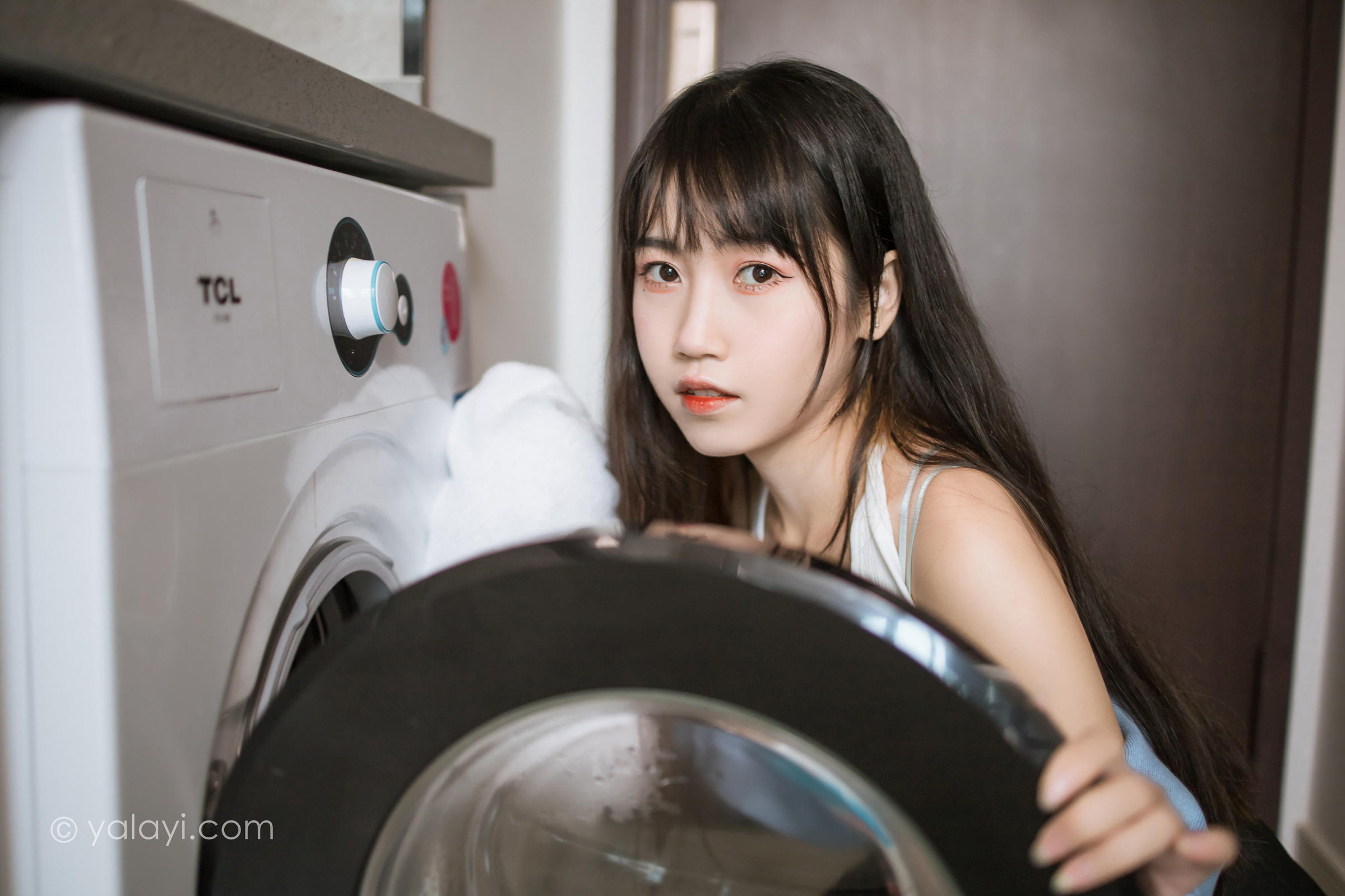 [YALAYI雅拉伊]2022.02.18 回我们家 弈思 白色小背心加黑色短裙性感私房写真集第7张