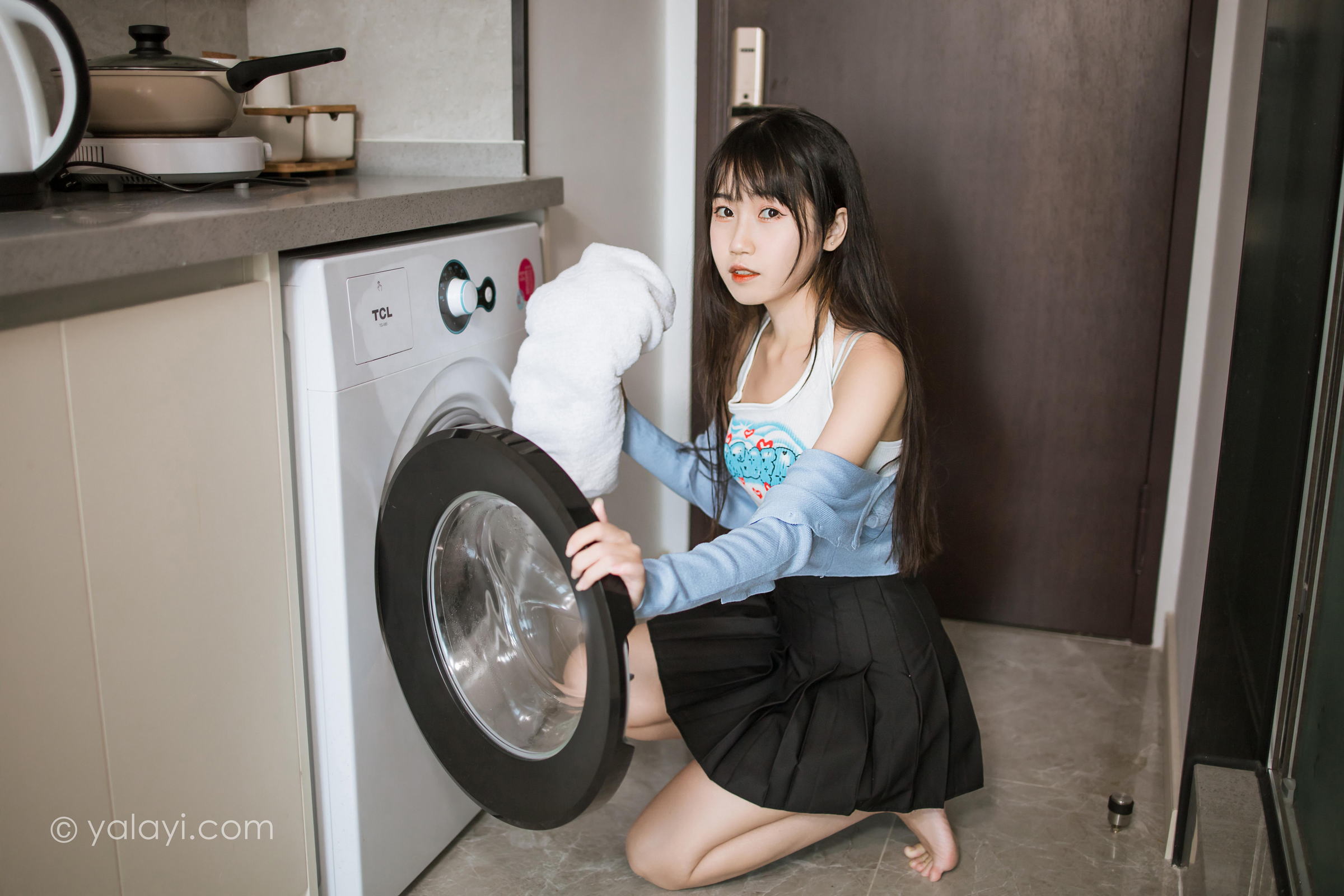 [YALAYI雅拉伊]2022.02.18 回我们家 弈思 白色小背心加黑色短裙性感私房写真集第8张