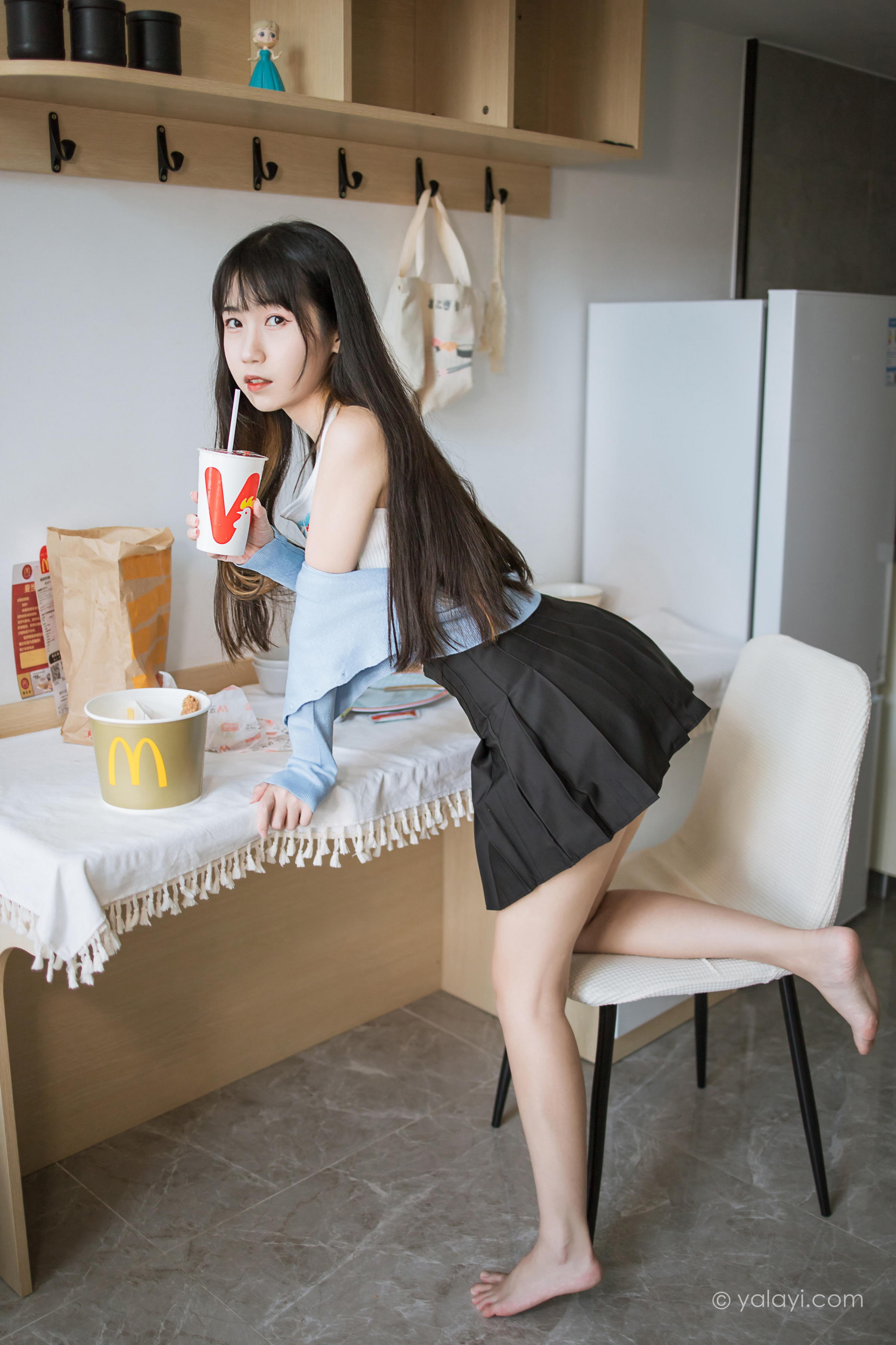[YALAYI雅拉伊]2022.02.18 回我们家 弈思 白色小背心加黑色短裙性感私房写真集第9张