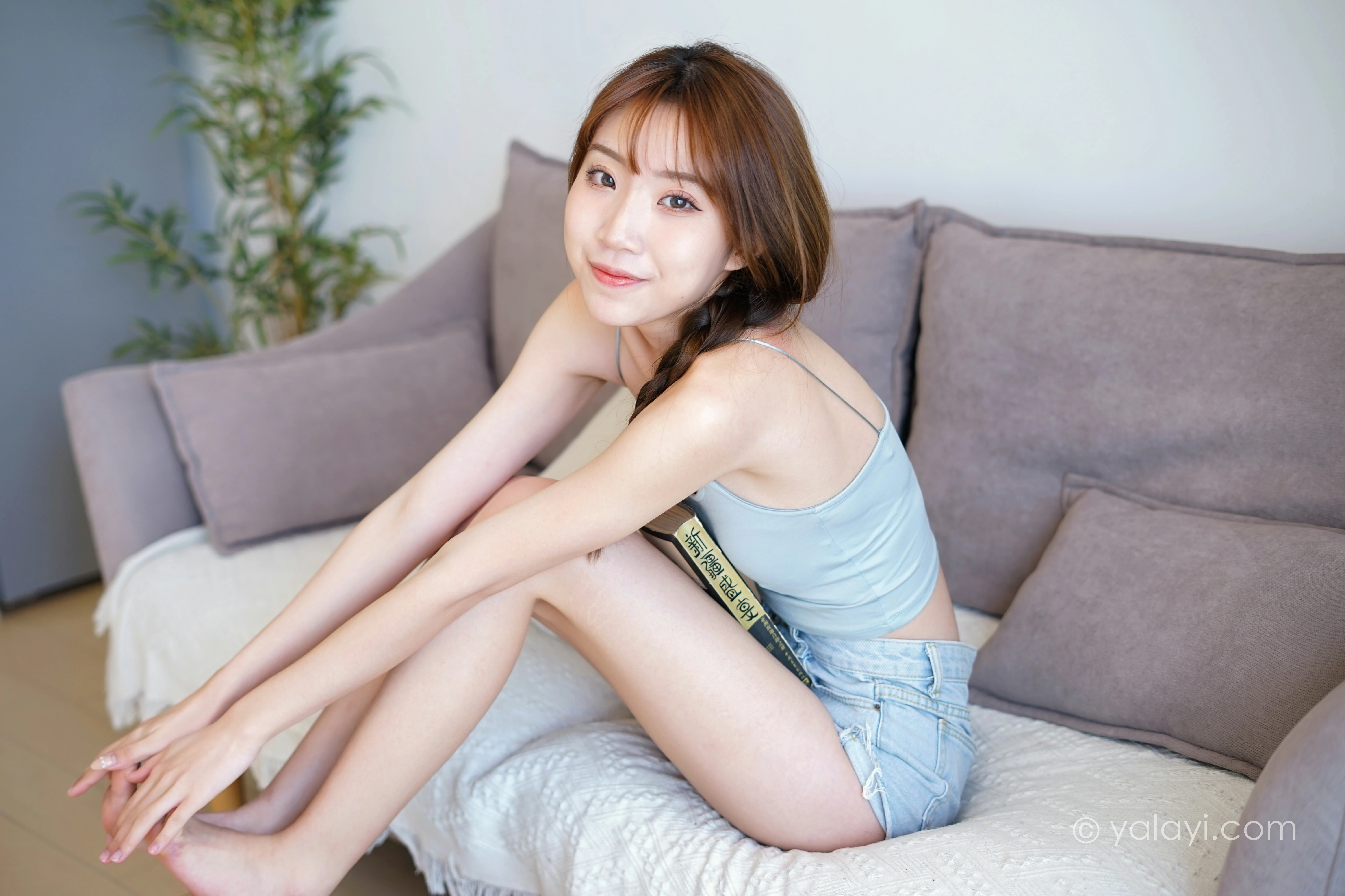 [YALAYI雅拉伊]NO.758 诗和远方 小乔 灰色小背心加牛仔热裤居家私房写真集第11张