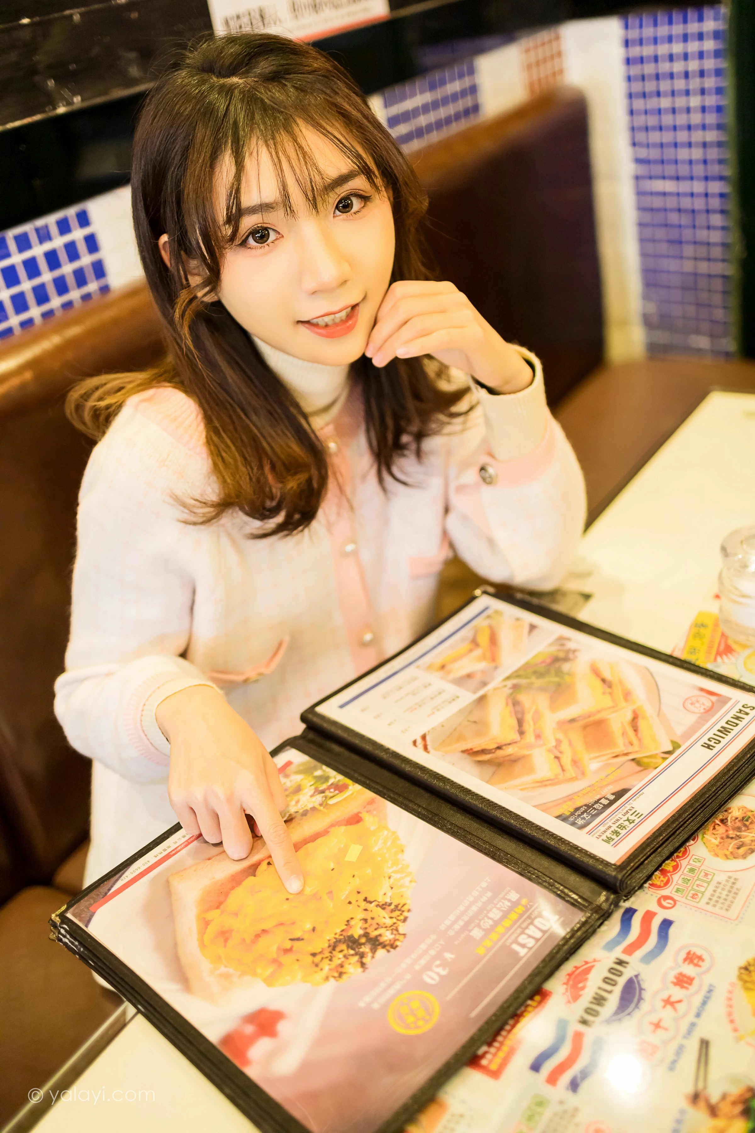 [YALAYI雅拉伊]NO.750 《甜蜜约会》 果果 粉色外套加白色长裙街拍写真第2张