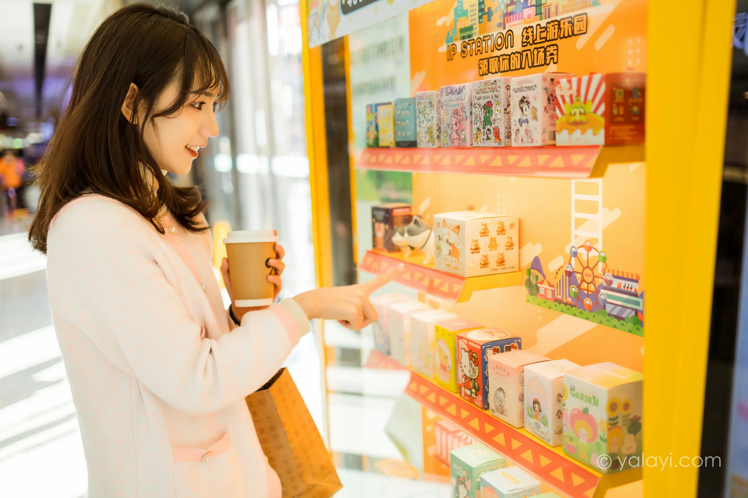 [YALAYI雅拉伊]NO.750 《甜蜜约会》 果果 粉色外套加白色长裙街拍写真第10张