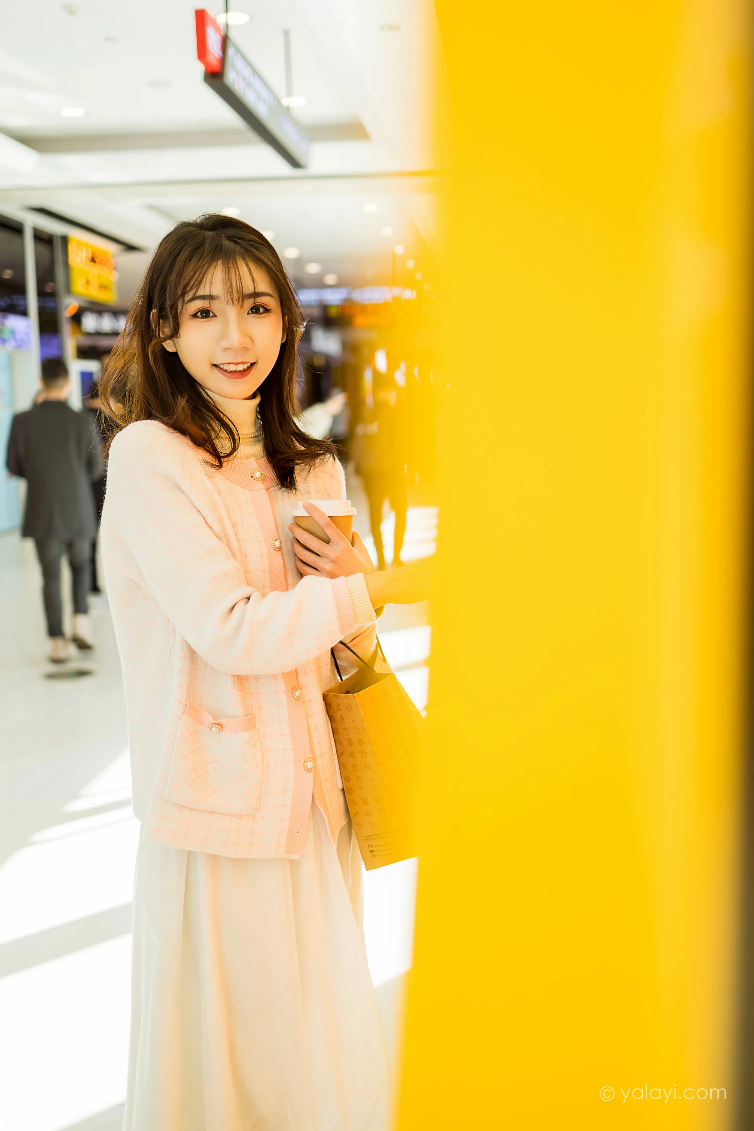 [YALAYI雅拉伊]NO.750 《甜蜜约会》 果果 粉色外套加白色长裙街拍写真第12张