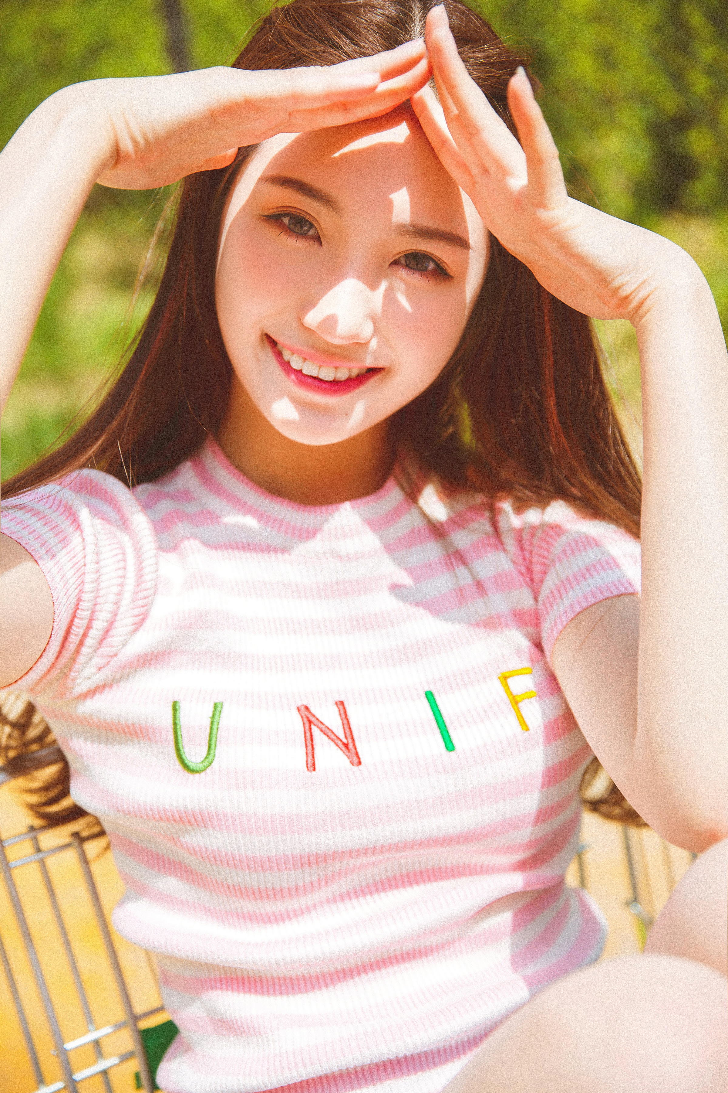 [YALAYI雅拉伊]2022.10.21 飘逸身姿 清纯少女 粉色短袖加牛仔短裙写真集第1张