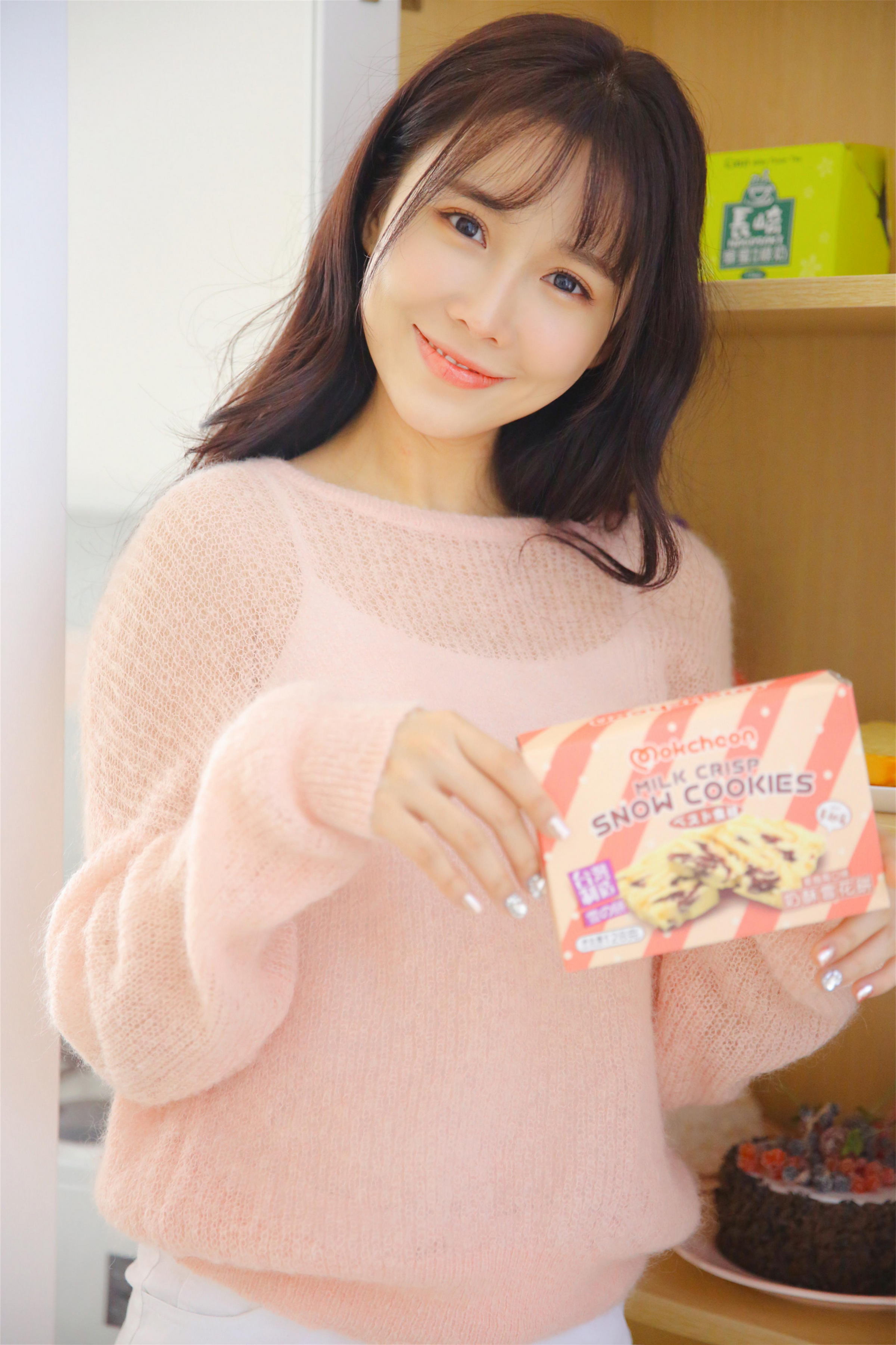 [YALAYI雅拉伊]2022.10.24 恋爱的味道 清纯少女 粉色镂空毛衣加白色短裤写真集第6张