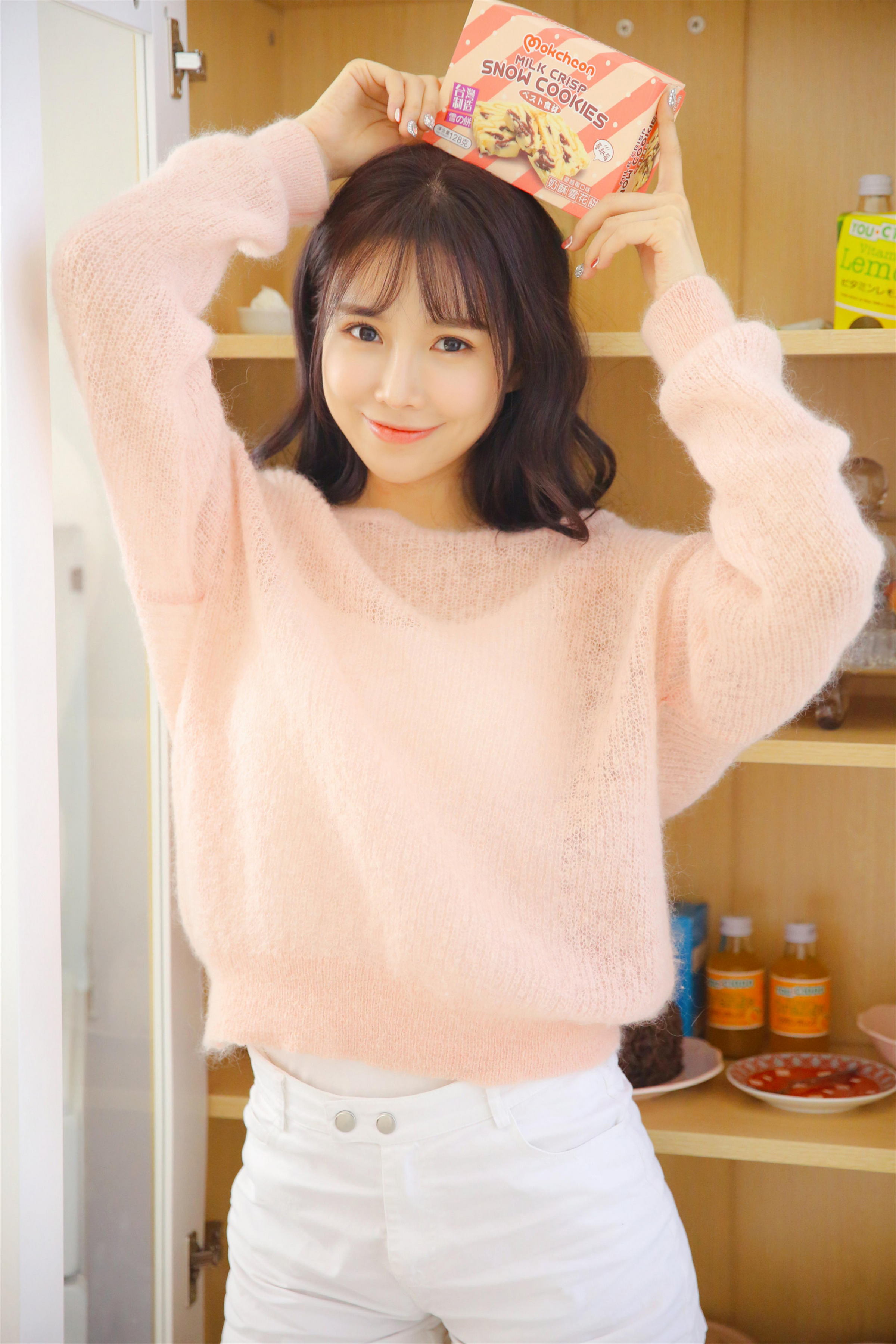 [YALAYI雅拉伊]2022.10.24 恋爱的味道 清纯少女 粉色镂空毛衣加白色短裤写真集第6张