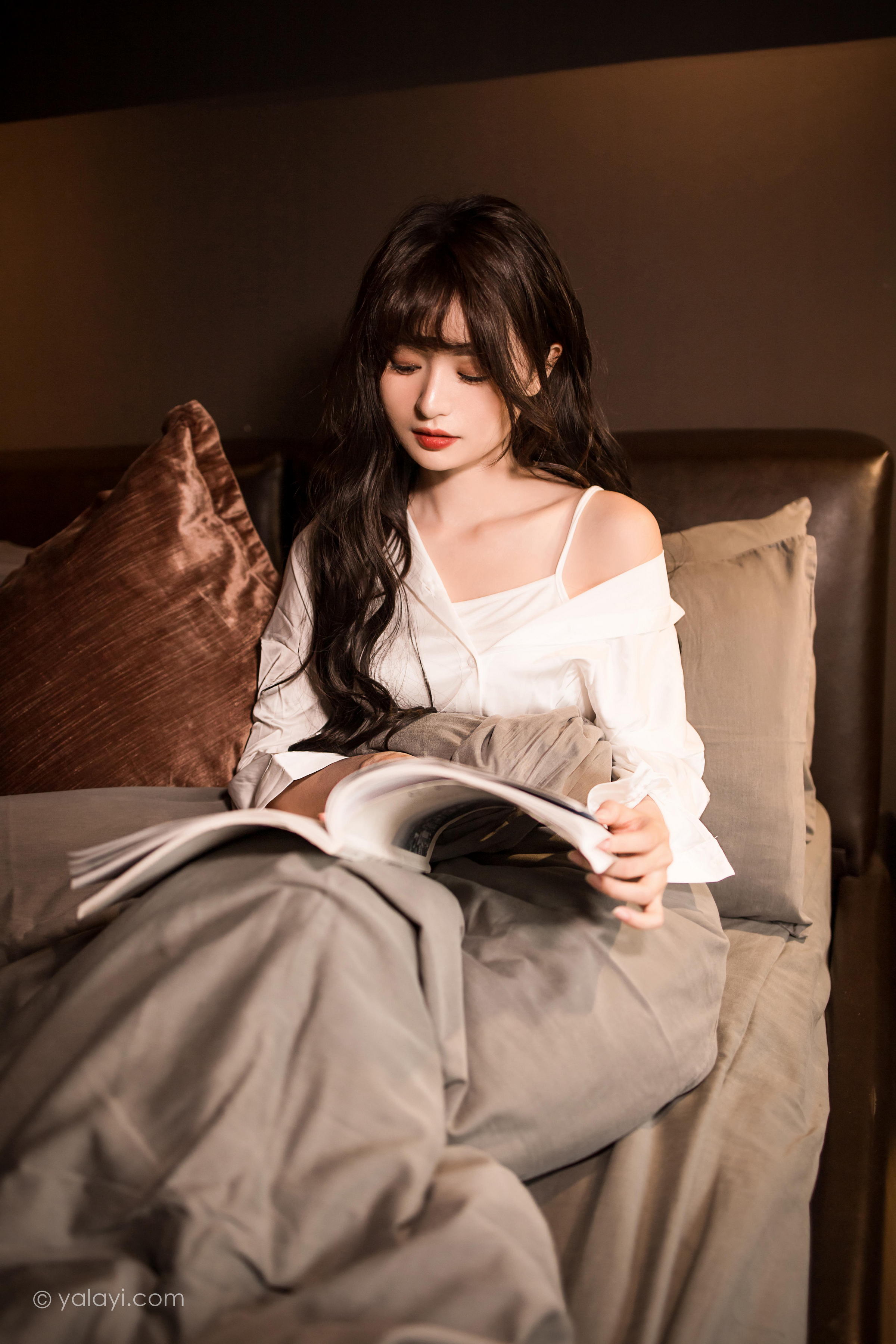 [YALAYI雅拉伊]2022.10.25 温婉如玉 小亭 白色真丝睡衣加性感内衣私房写真集第3张