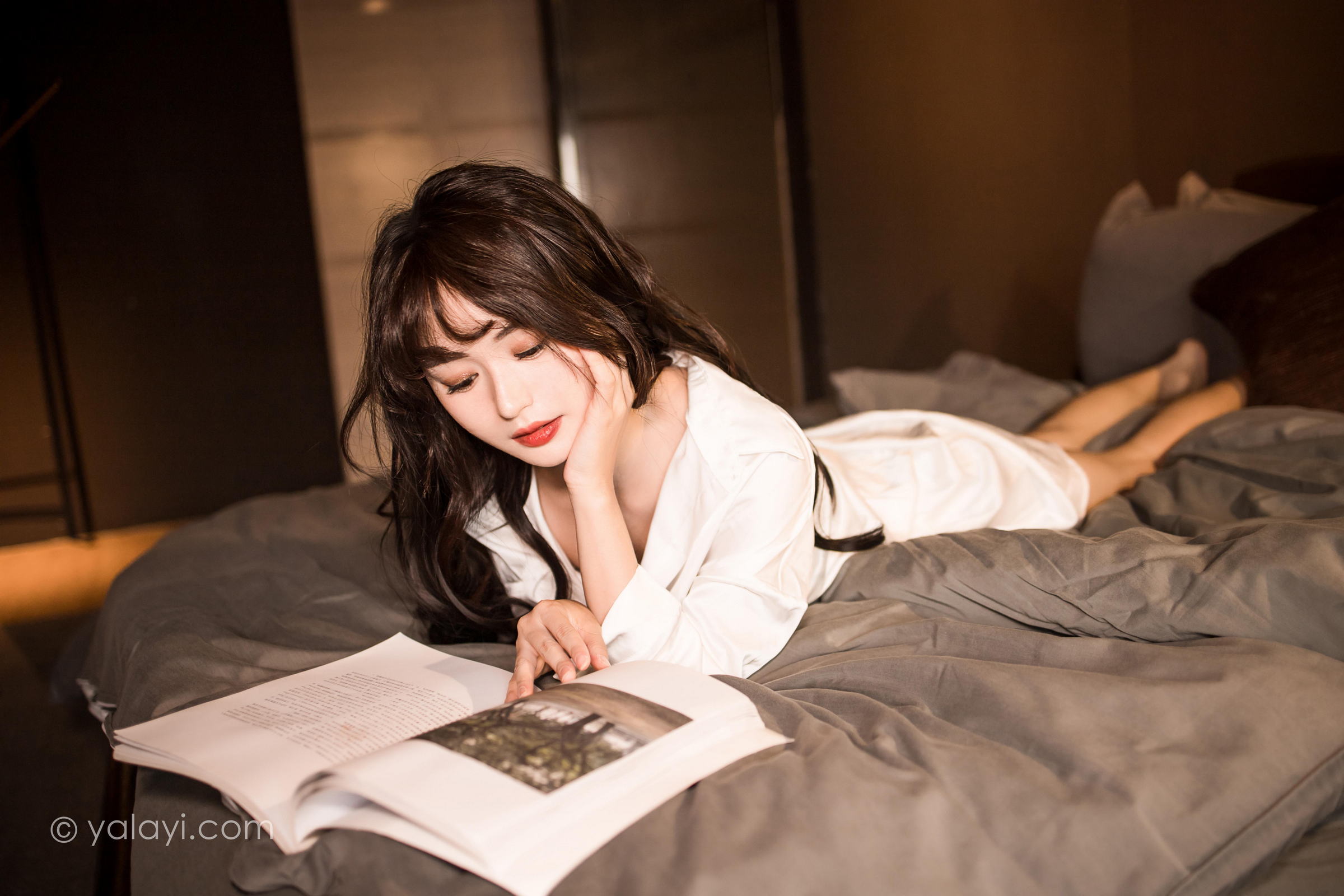 [YALAYI雅拉伊]2022.10.25 温婉如玉 小亭 白色真丝睡衣加性感内衣私房写真集第9张